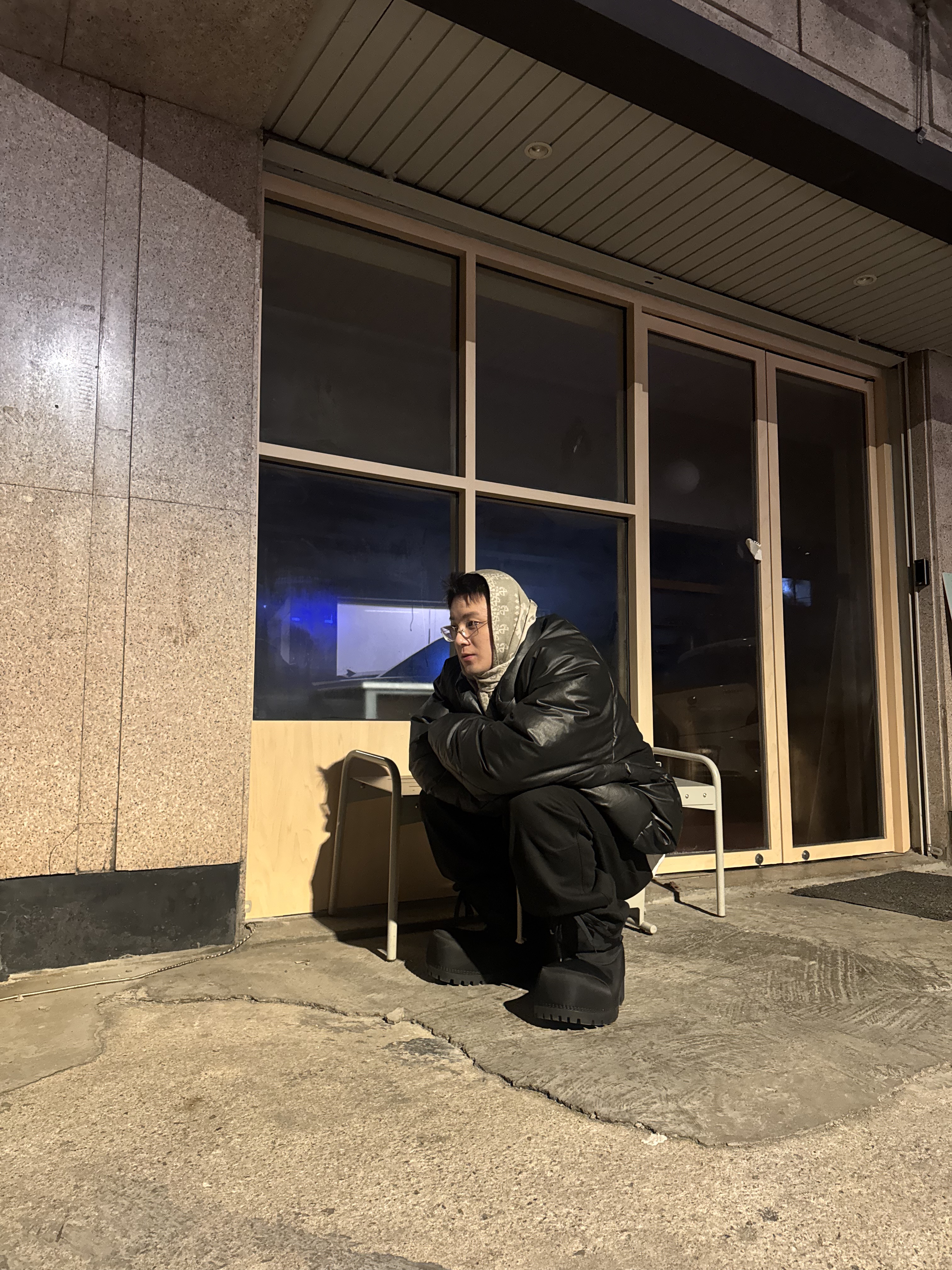 Yeezy Gap Round Jacket Black, Balenciaga Skiwear Alaska Nylon Low Boot Black 착용 스타일 - 4
