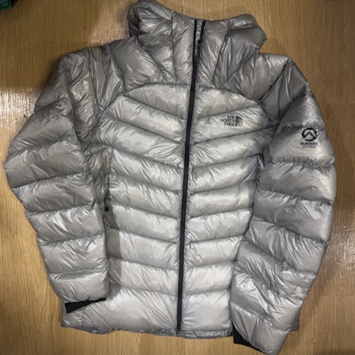 The North Face Mattehorn Down Jacket RDS Light Gray 착용 스타일