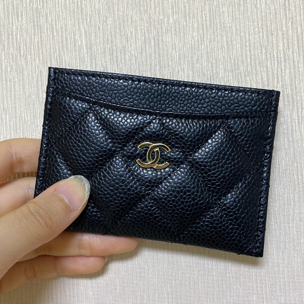 Chanel Classic Card Holder Grained Calfskin & Gold Black 착용 스타일 - 1