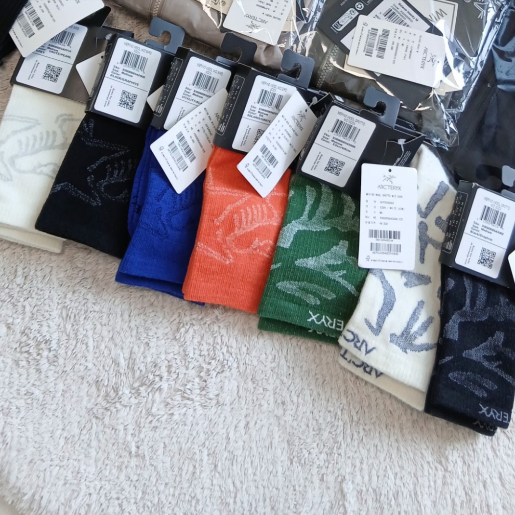 Arc'teryx Merino Wool Grotto Mid Sock Eden White, Arc'teryx Merino Wool Grotto Mid Sock Black Graphite 착용 스타일 - 1
