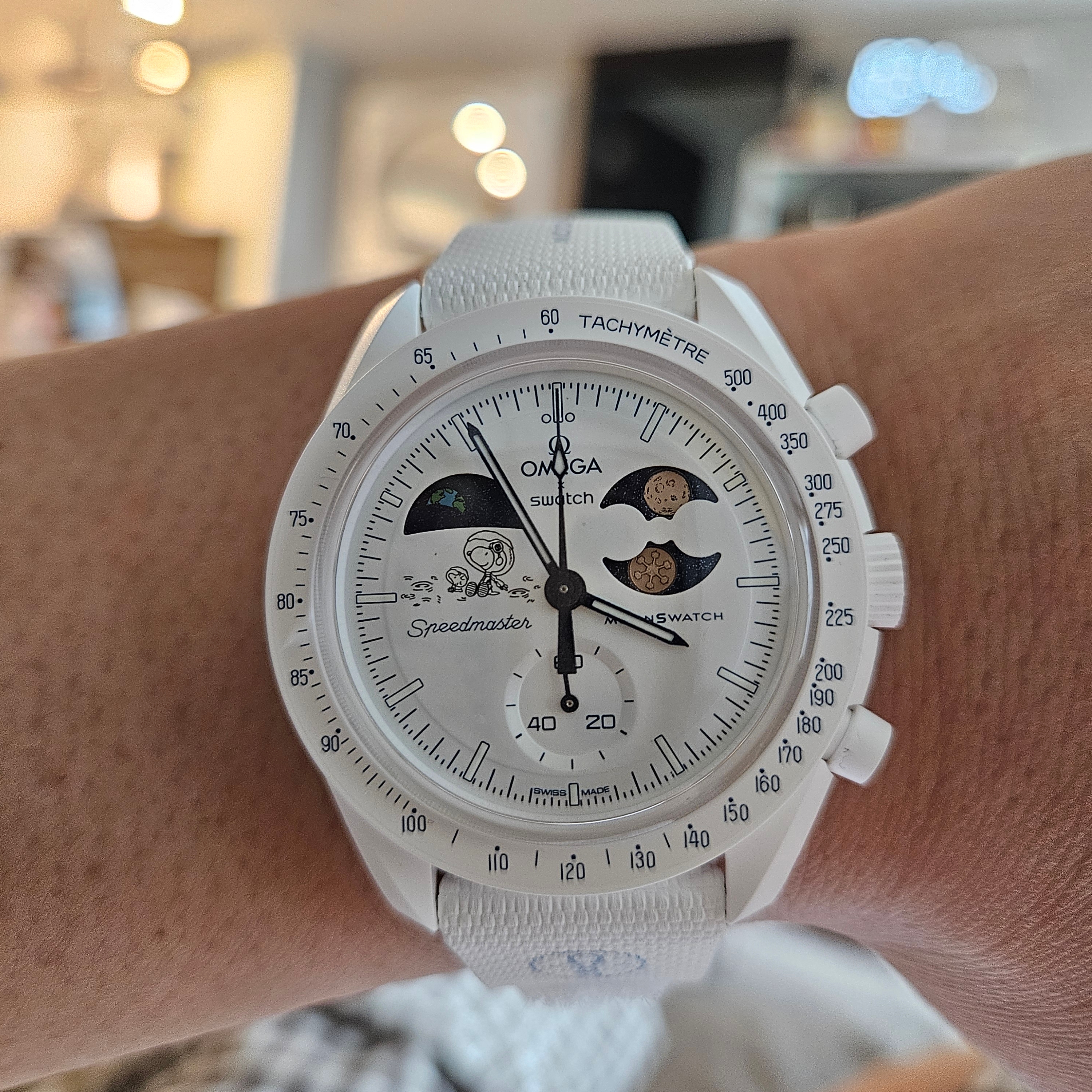 Swatch x Omega x Snoopy Bioceramic Moonswatch Mission To The Earthphase 42mm Moonshine Gold Cold Moon 착용 스타일 - 2