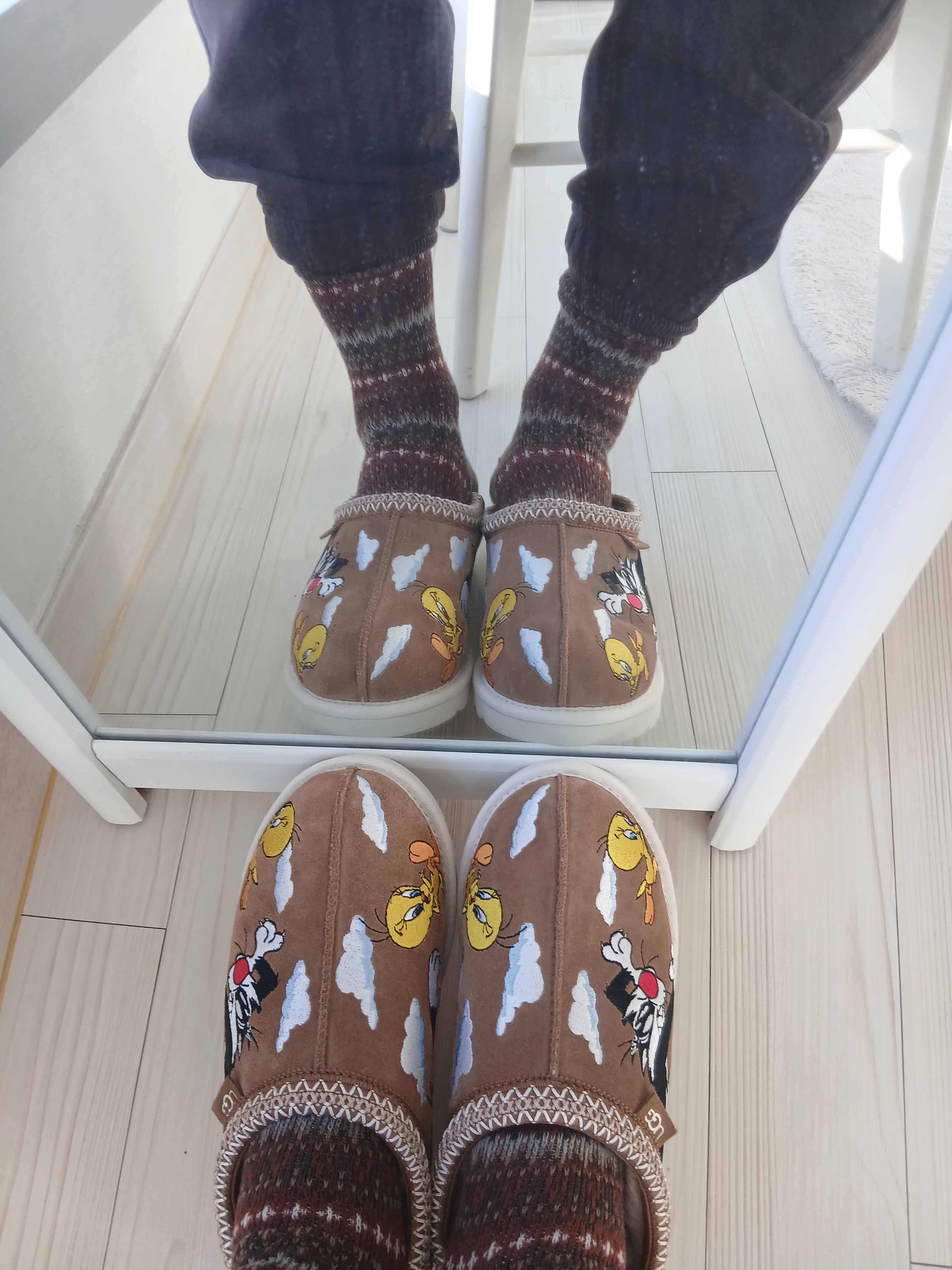 UGG x Palace x Looney Tunes Tasman Slipper Chestnut 착용 스타일 - 9