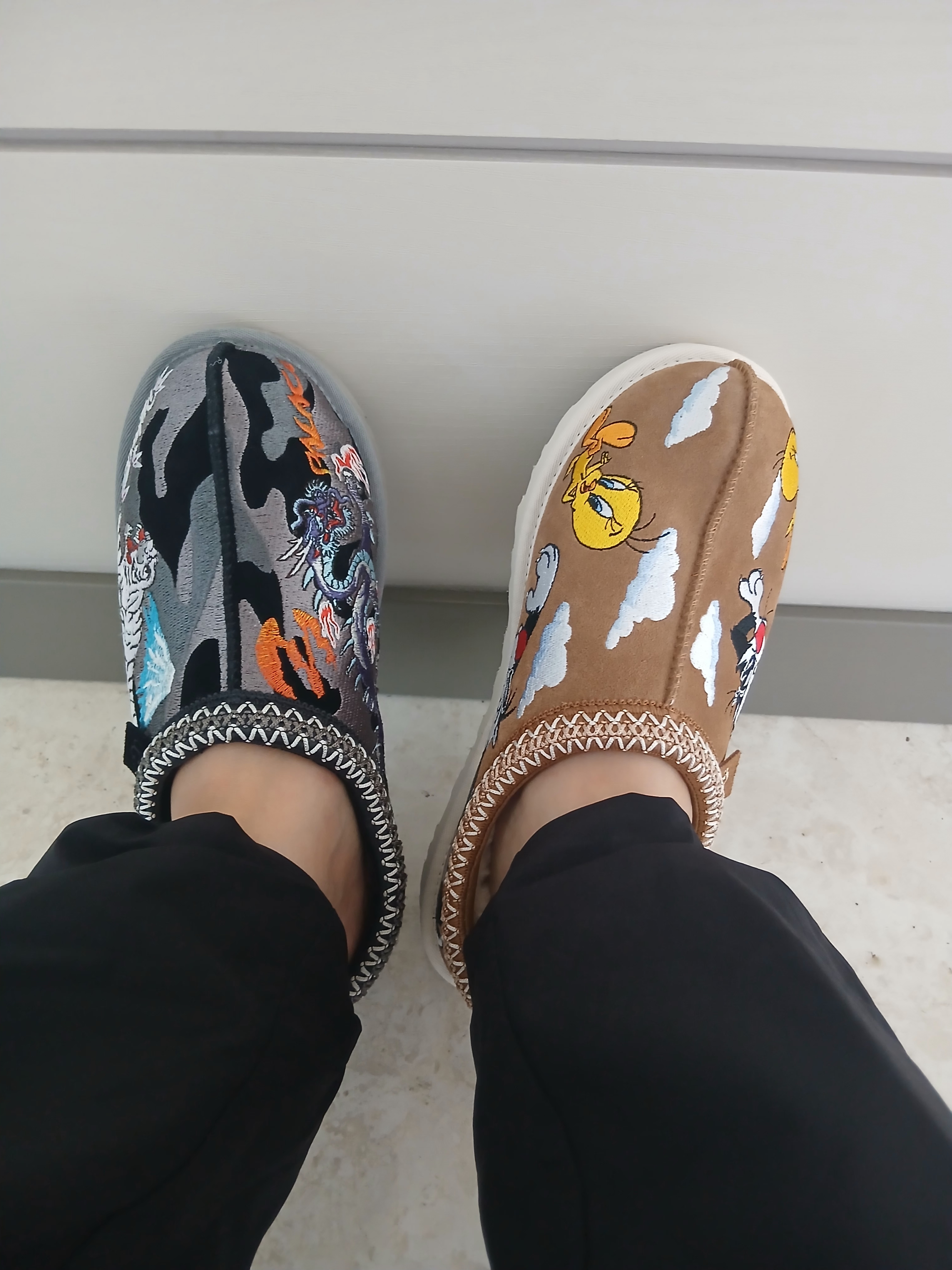 Nike x Stussy Stone Washed Fleece Pants Dark Cinder (FN5235-261), UGG x Palace x Looney Tunes Tasman Slipper Chestnut 착용 스타일 - 2