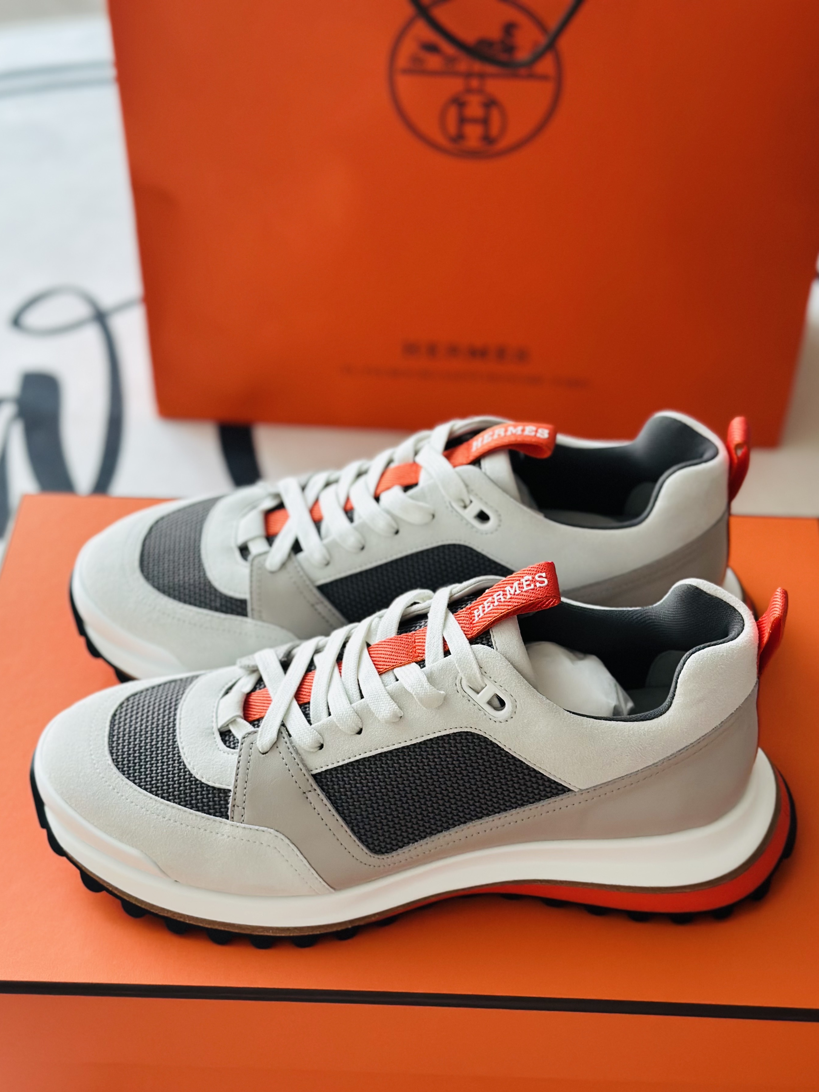 Hermes Leader Sneakers Twill Calfskin Suede Goatskin & Multicolore Gris Quartz 착용 스타일 - 1