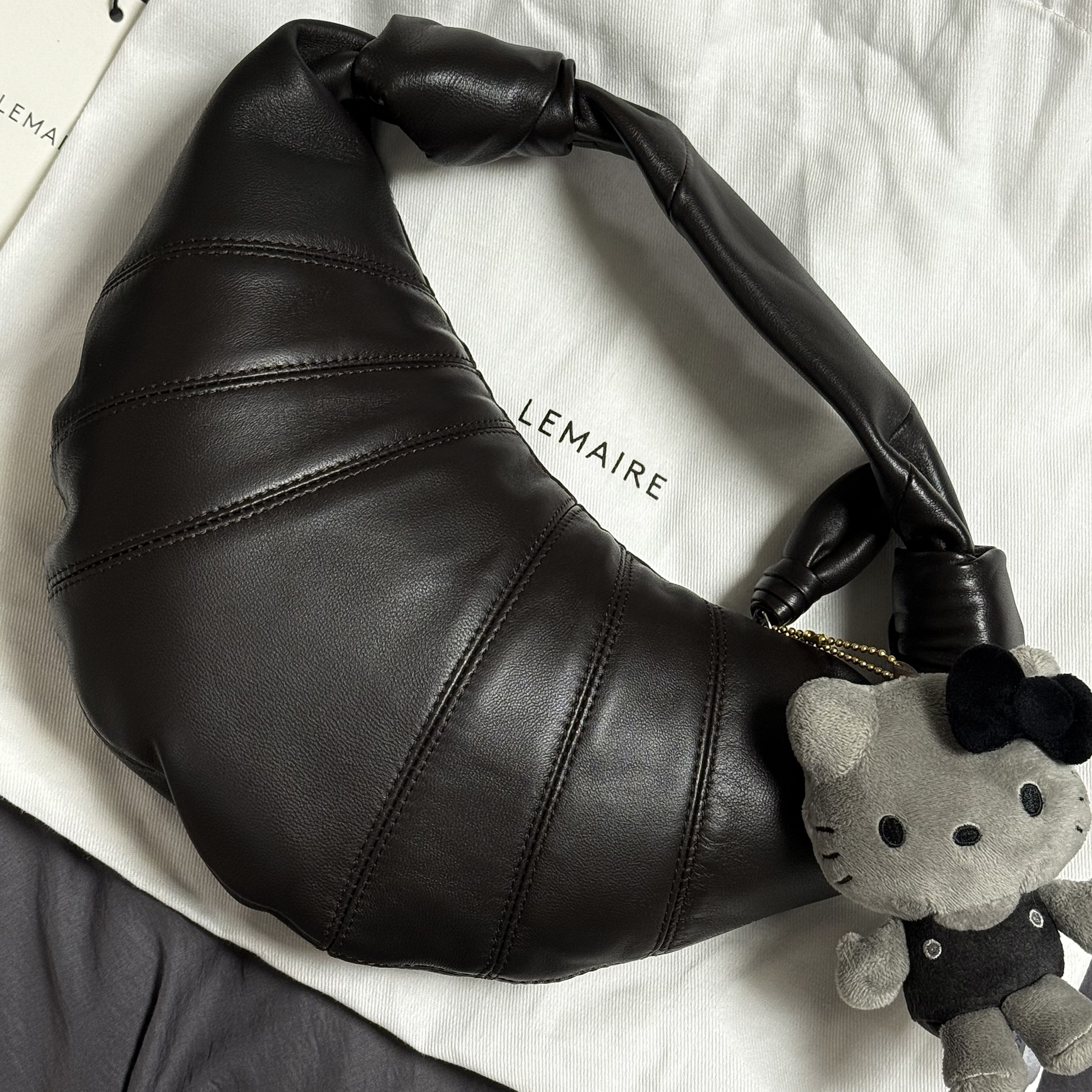 Lemaire Mini Fortune Croissant Bag Soft Nappa Leather Dark Chocolate, Sanrio Hello Kitty Standard Mascot Collection Black 착용 스타일