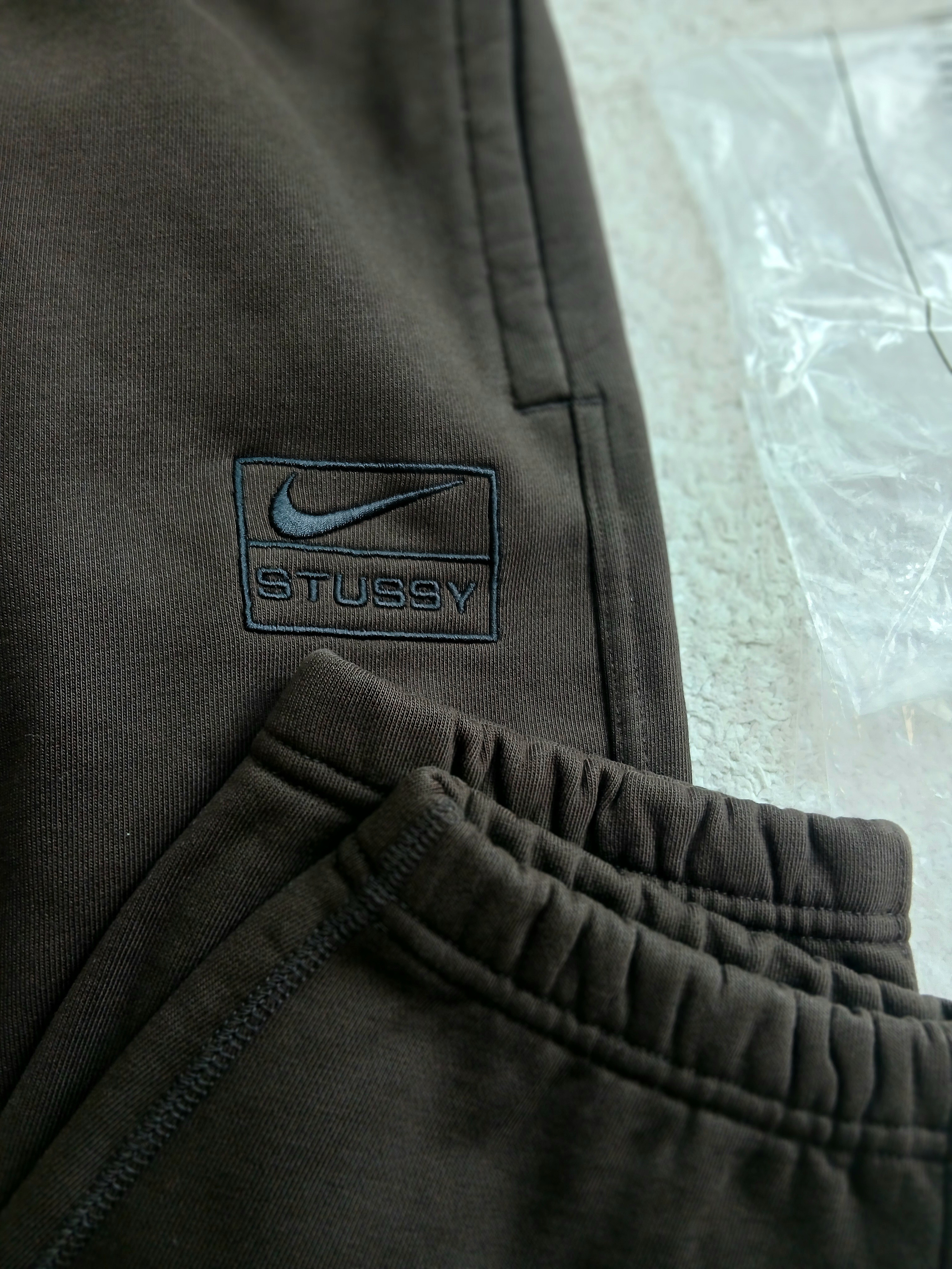 Nike x Stussy Stone Washed Fleece Pants Dark Cinder (FN5235-261), UGG x Palace x Looney Tunes Tasman Slipper Chestnut 착용 스타일 - 4