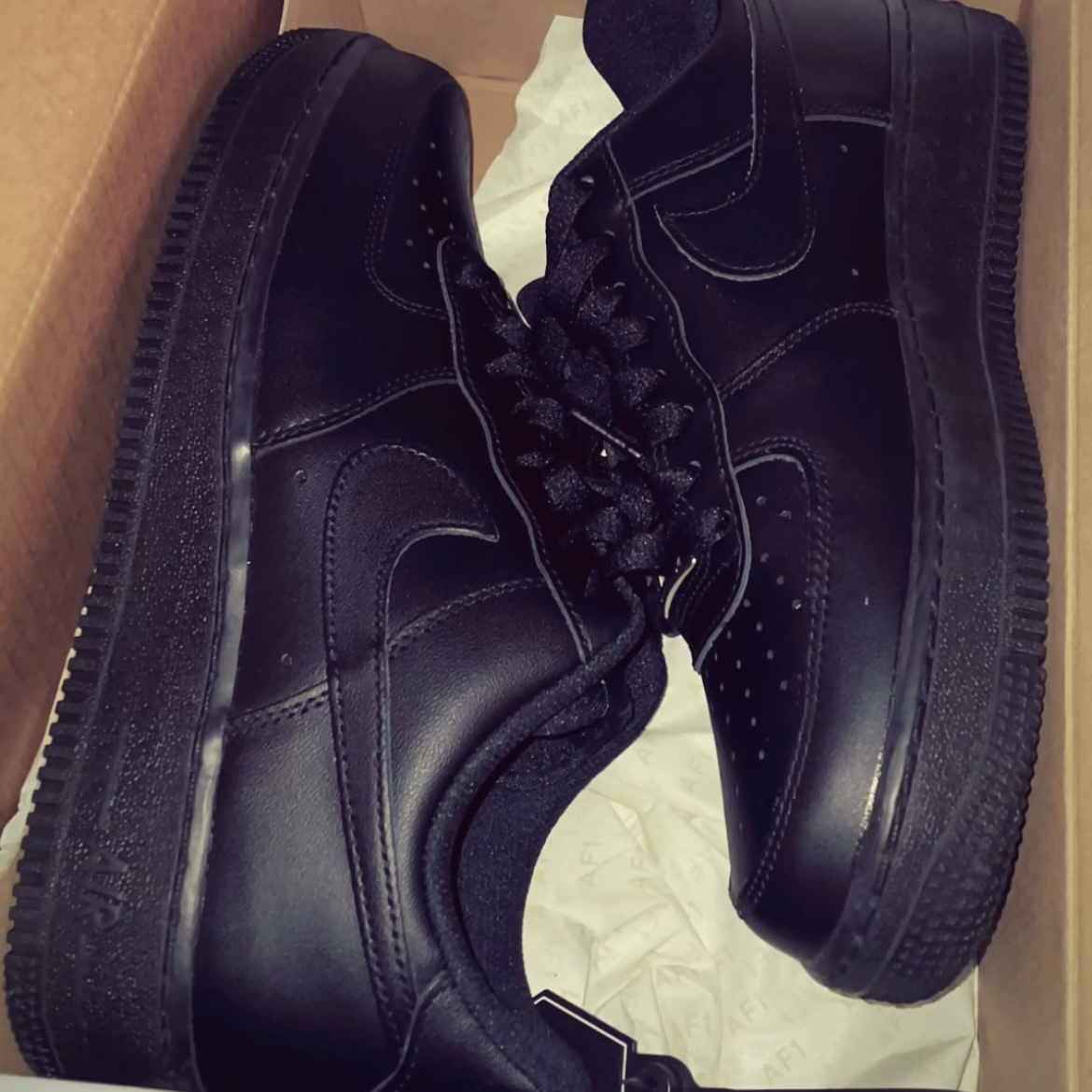 Nike Air Force 1 '07 Low Triple Black 착용 스타일 - 2