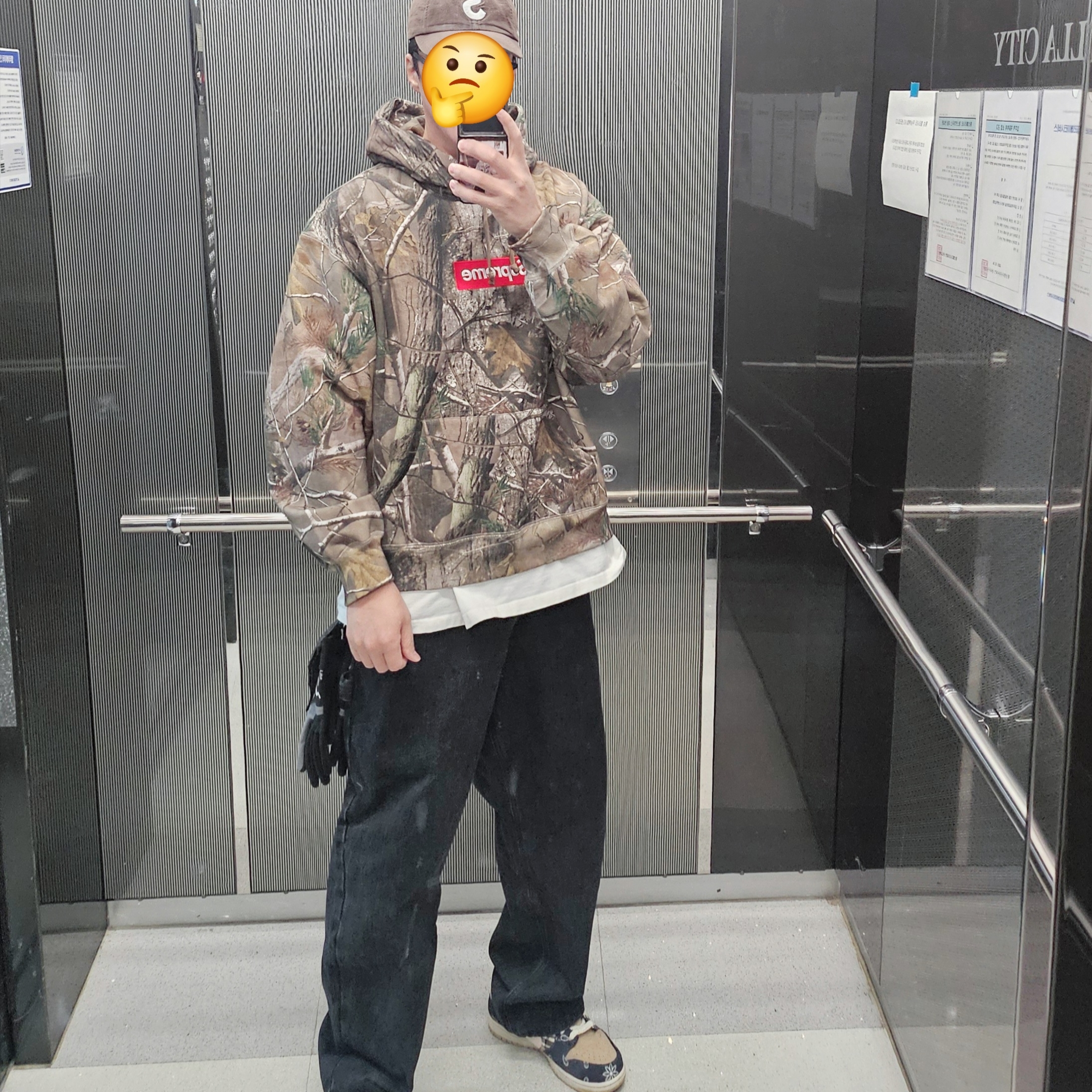 Supreme Box Logo Hooded Sweatshirt Realtree AP Camo - 25FW, Supreme Cordura Denim S Logo 6-Panel Brown - 25SS 착용 스타일