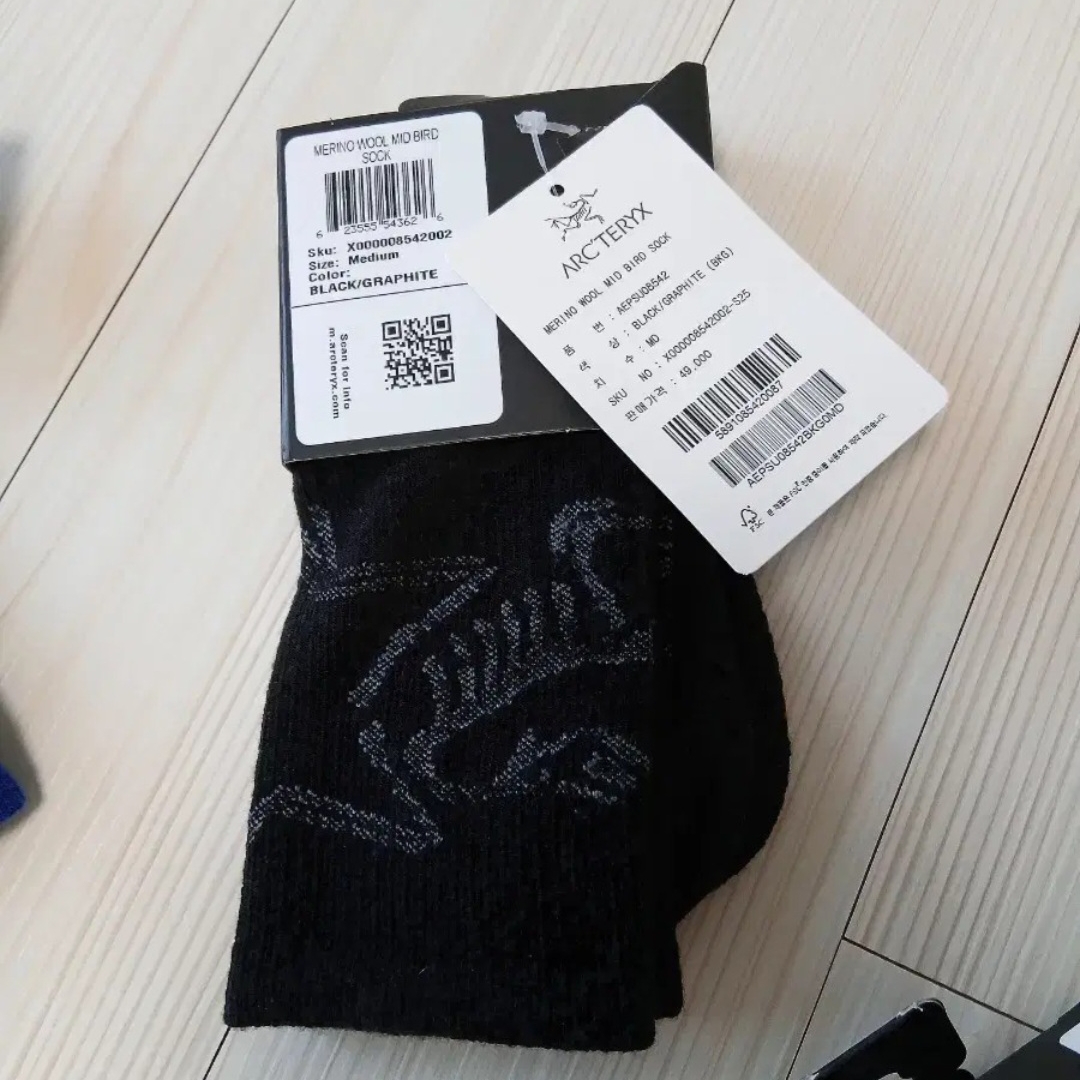 Arc'teryx Merino Wool Grotto Mid Sock Eden White, Arc'teryx Merino Wool Grotto Mid Sock Black Graphite 착용 스타일 - 5