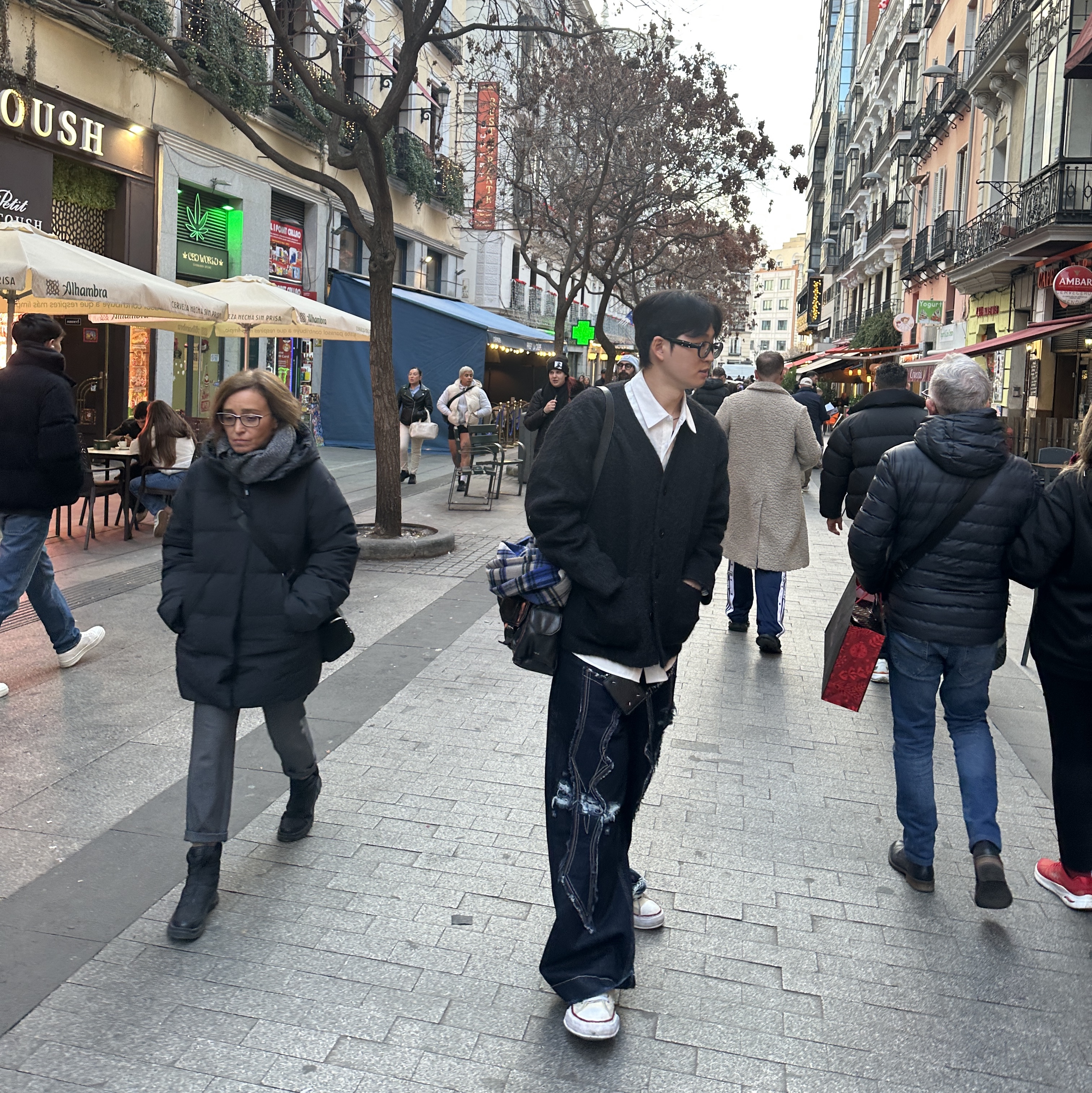 Ader Error Revint Plaid Muffler Z-Blue, Our Legacy Cardigan Mohair Black 착용 스타일 - 3