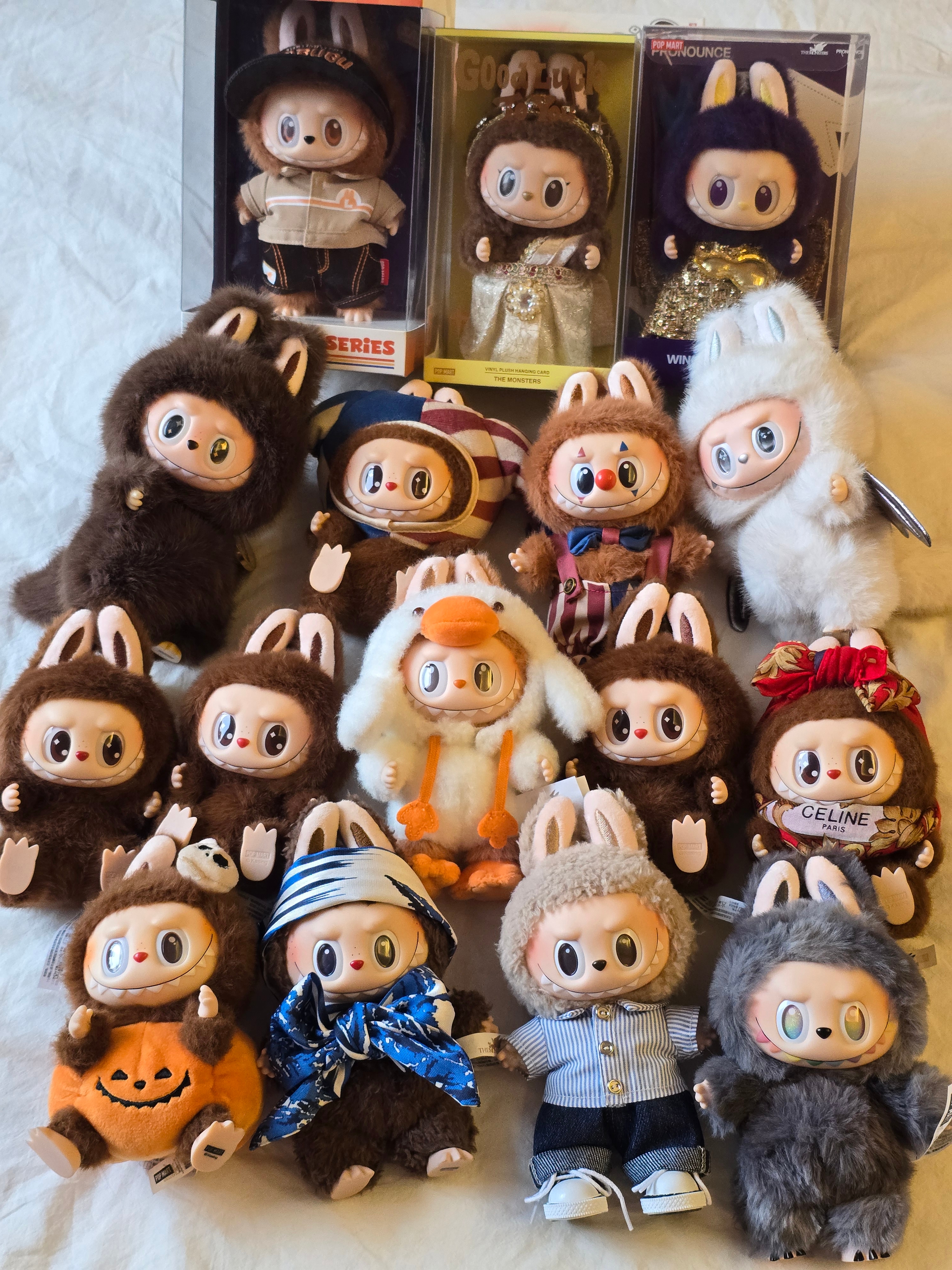Pop Mart The Monsters Zimomo Angel In Clouds Vinyl Face Doll, Pop Mart Labubu Let's Play Together Doll Series Sealed Case (6 Blind Boxes) 착용 스타일