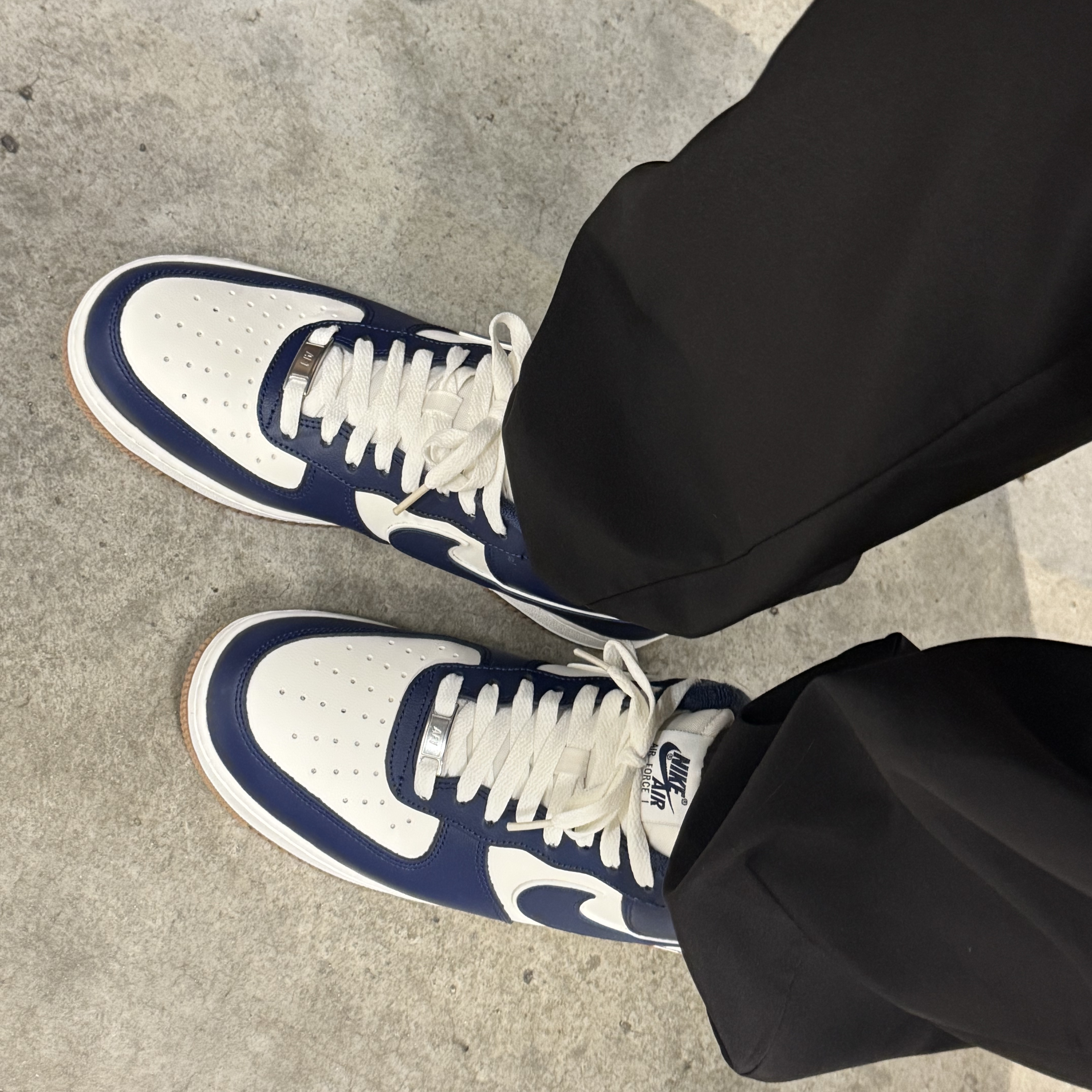 Nike Air Force 1 '07 LV8 Midnight Navy 착용 스타일 - 2