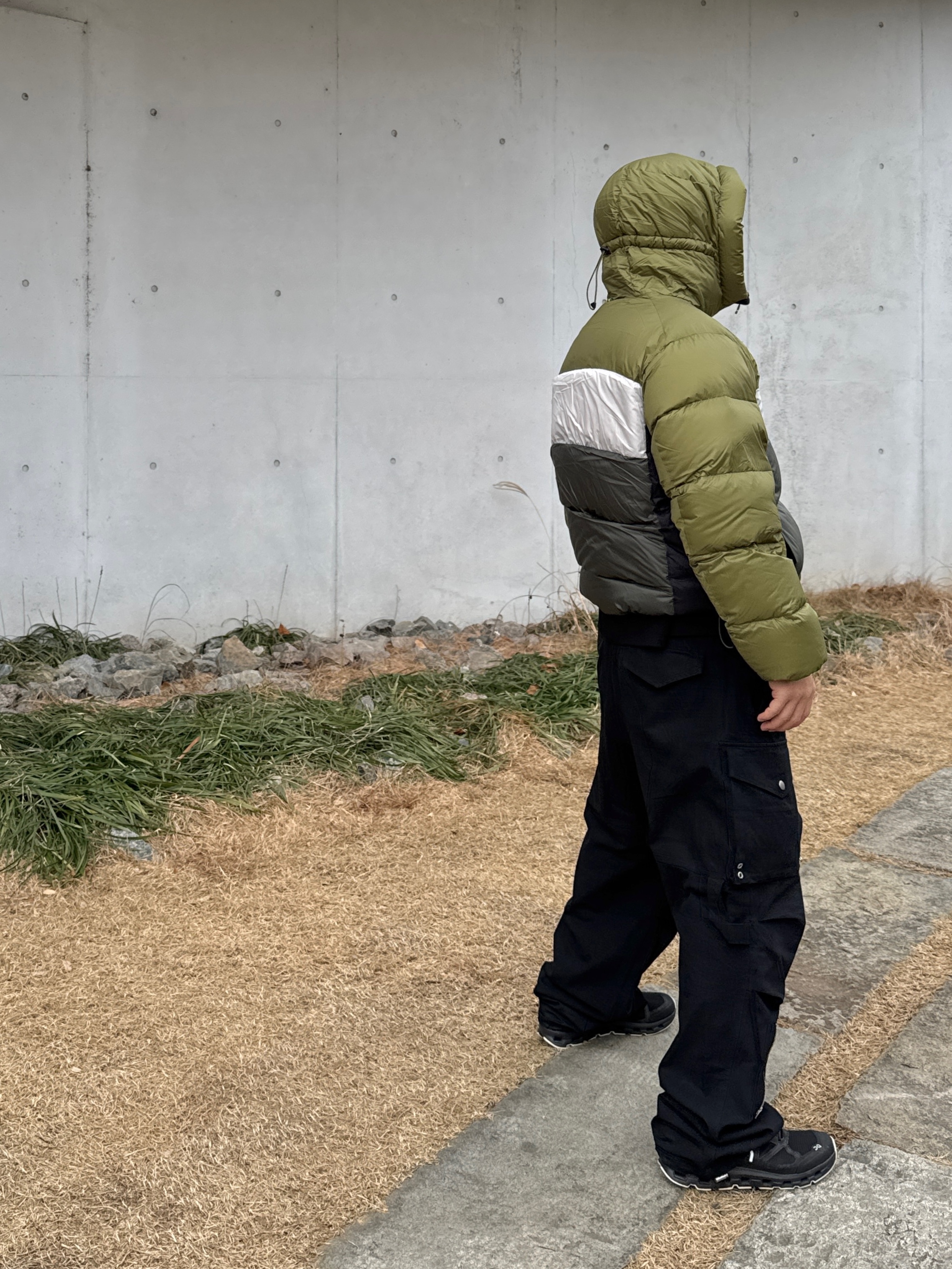 Flavorism Ripstop Parachute Cargo Pants Black, On Running x Sail Racing Cloud Regatta Bull White 착용 스타일 - 3