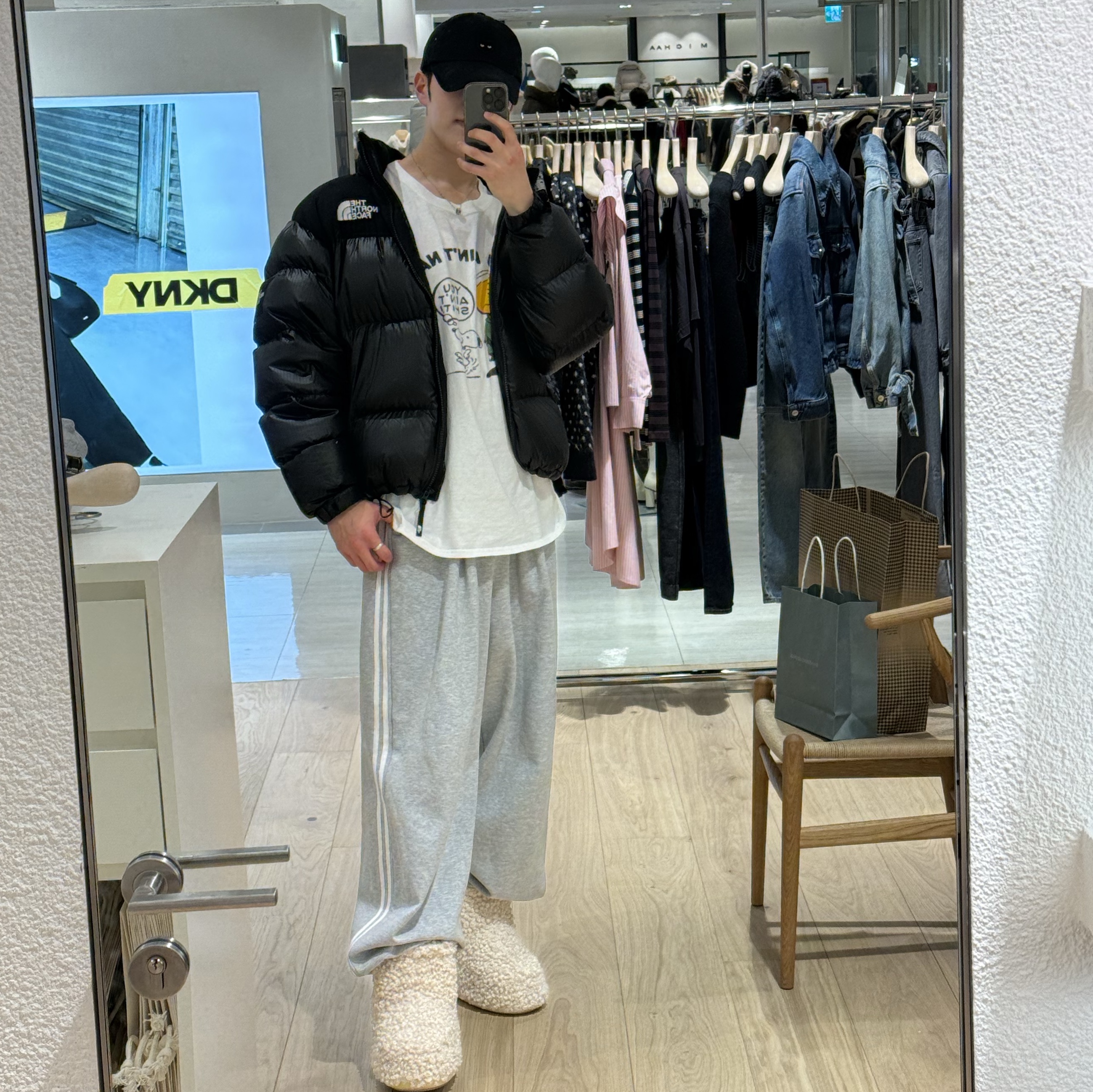 (W) Moon Boot Icon Low Faux Curly Boots Cream, Casio MTP-B145D-2A1V 착용 스타일