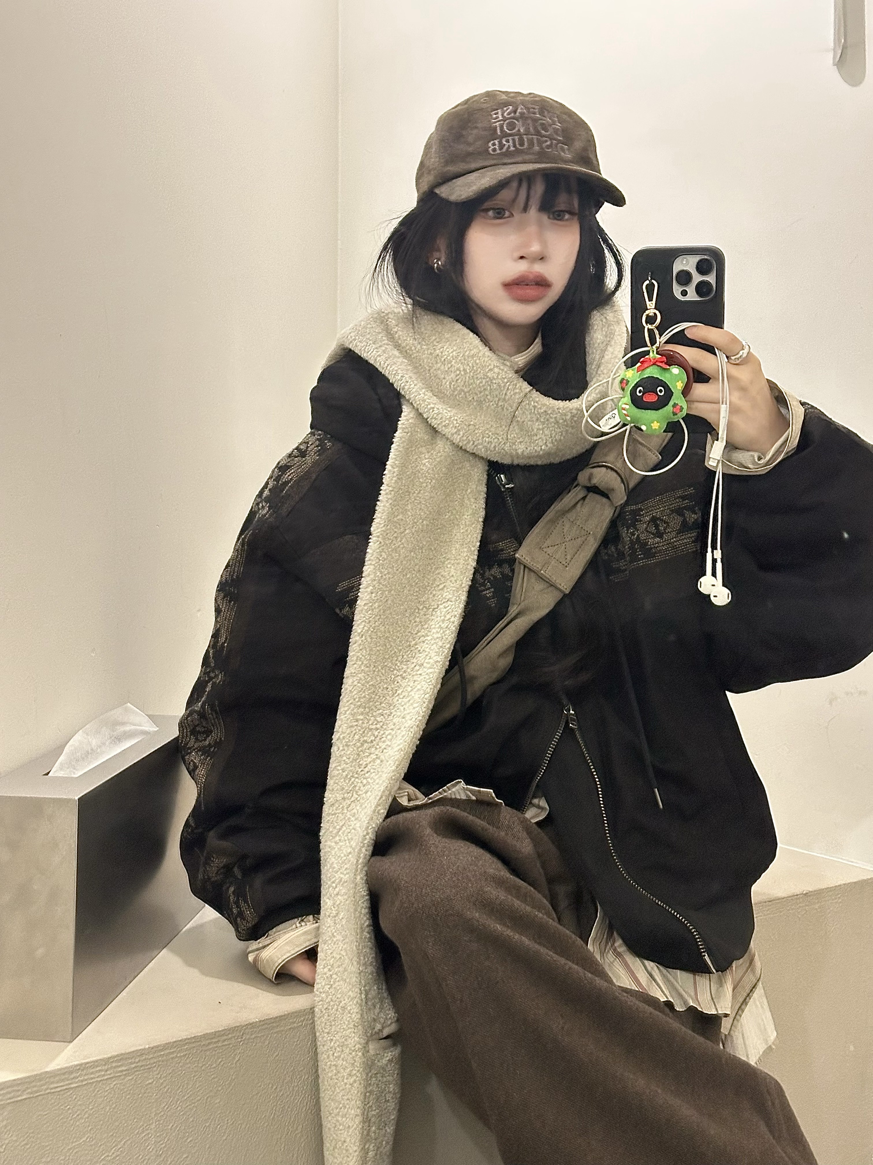 Kapital No.6 Canvas Snufkin Bag Khaki 착용 스타일 - 2