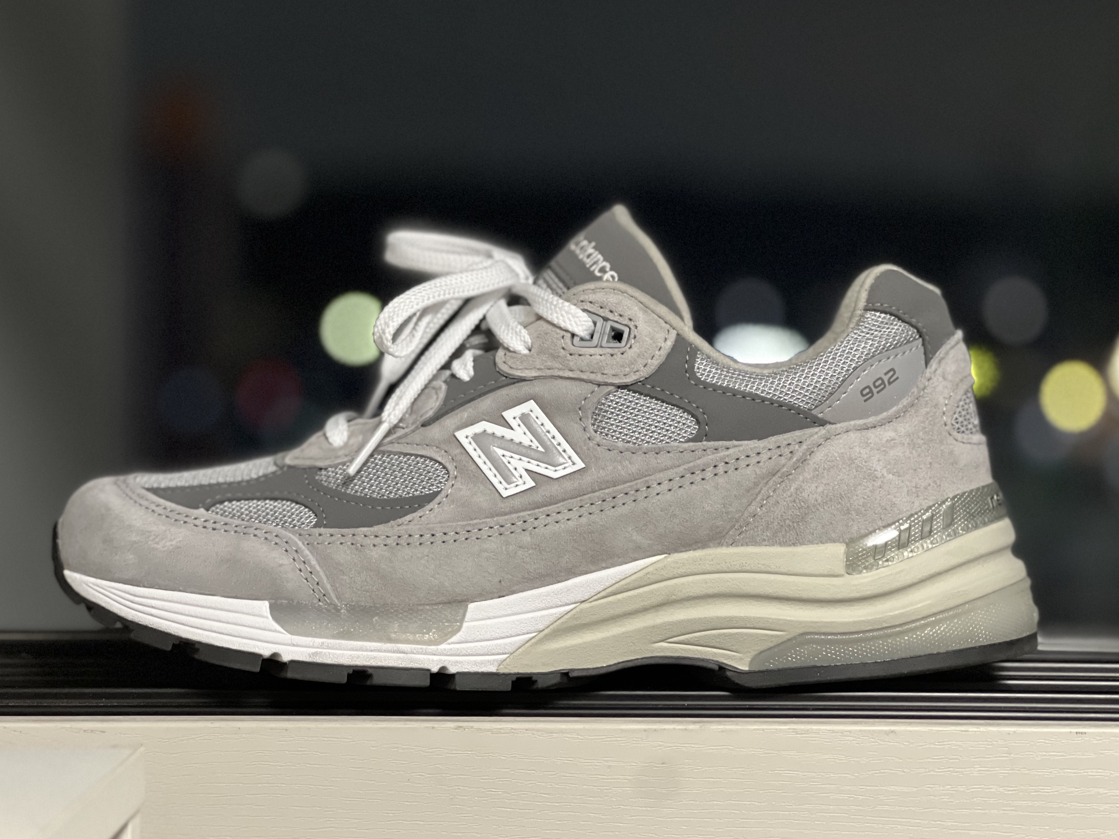 New Balance 992 Made in USA Core Grey Silver Metallic, New Balance 992 Made in USA Maroon 착용 스타일 - 1
