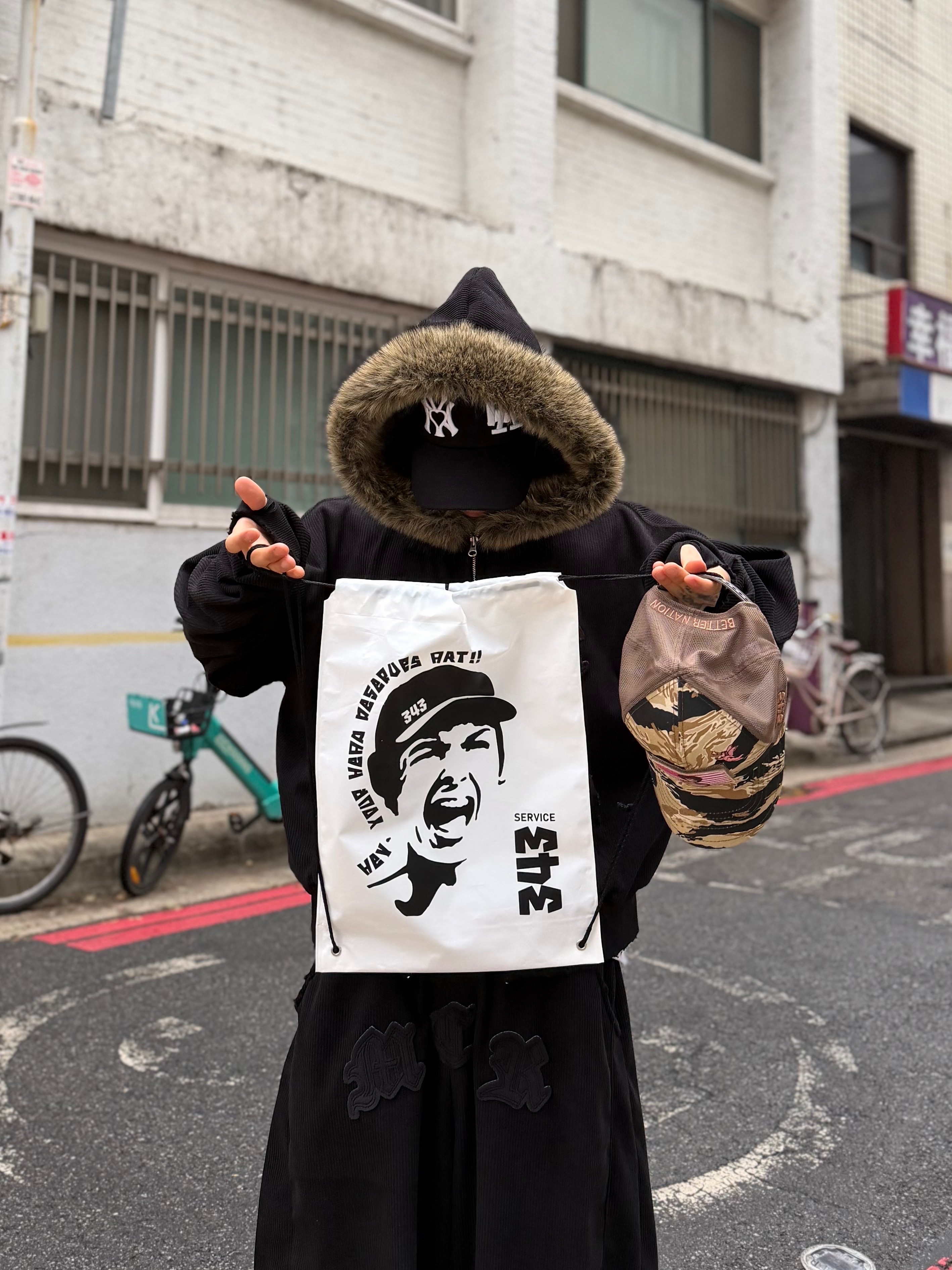 Balenciaga Cargo Sneakers Grey Black Yellow 착용 스타일 - 7