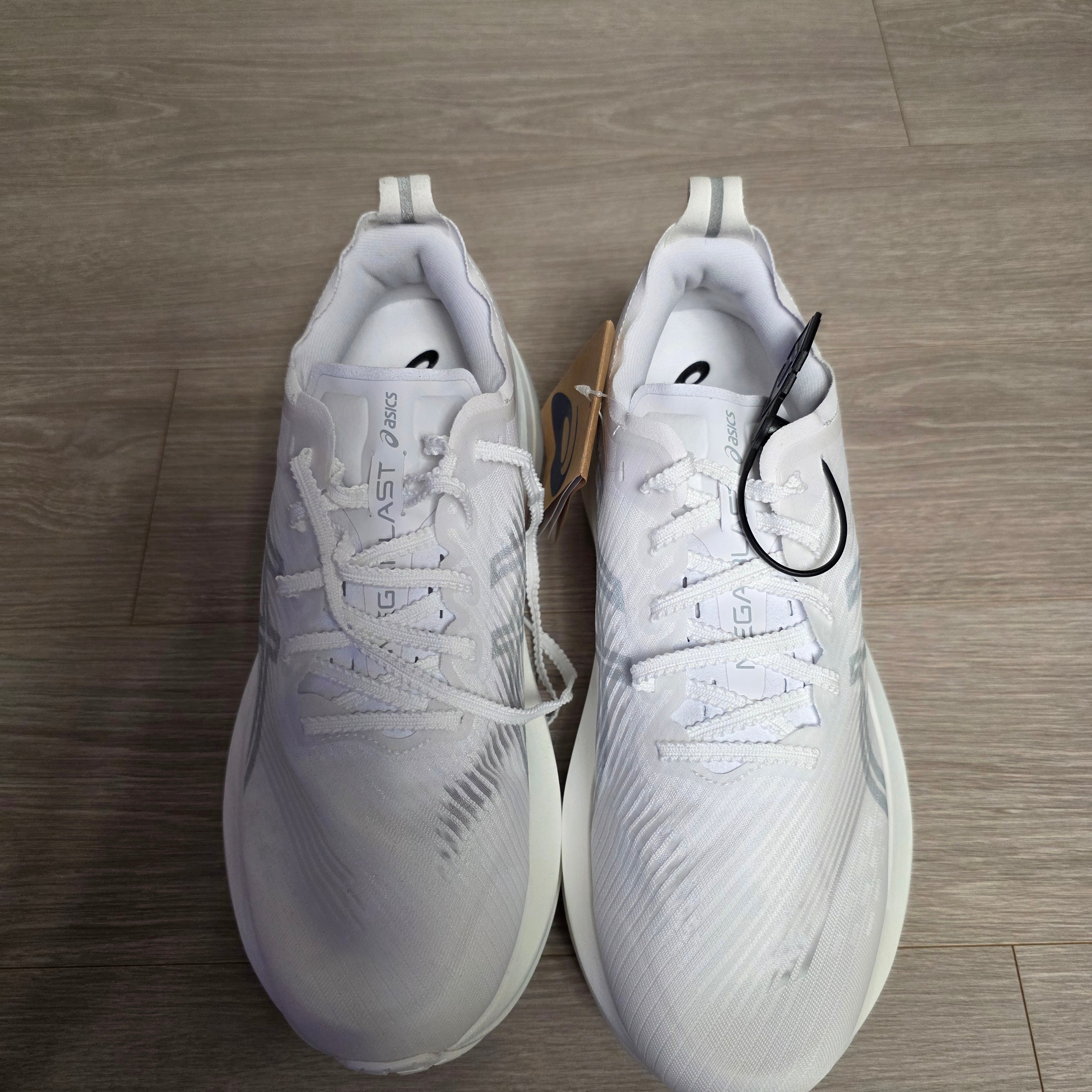 Asics Megablast White Piedmont Grey 착용 스타일 - 2