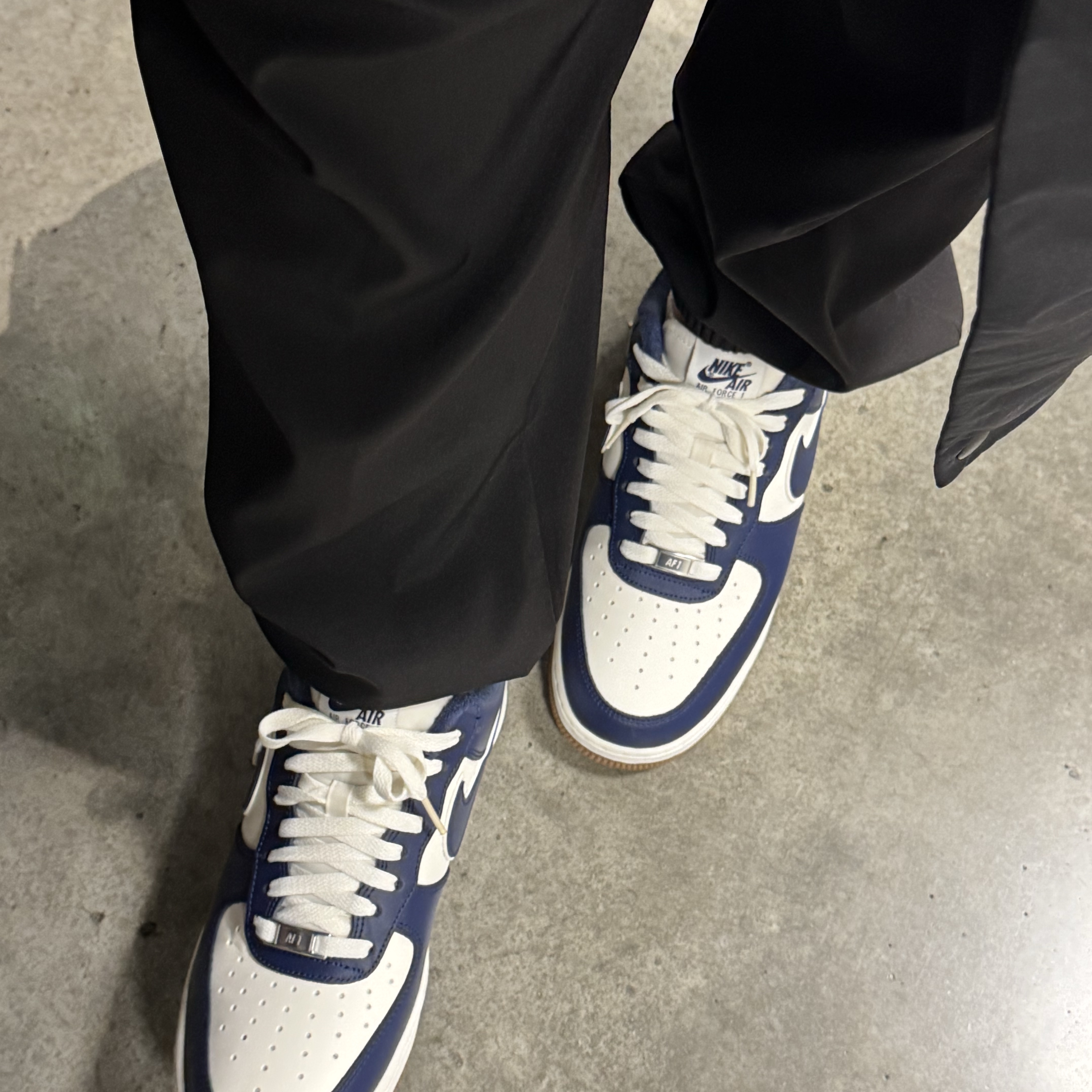 Nike Air Force 1 '07 LV8 Midnight Navy 착용 스타일 - 1