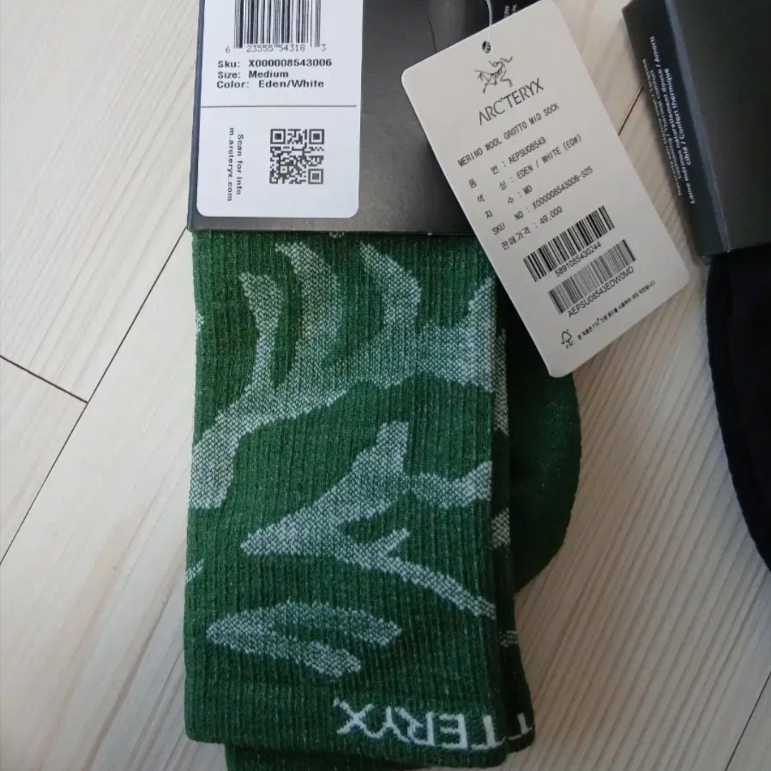 Arc'teryx Merino Wool Grotto Mid Sock Eden White, Arc'teryx Merino Wool Grotto Mid Sock Black Graphite 착용 스타일 - 4