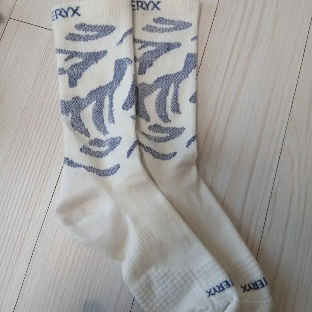 Arc'teryx Merino Wool Grotto Mid Sock Eden White, Arc'teryx Merino Wool Grotto Mid Sock Black Graphite 착용 스타일 - 2