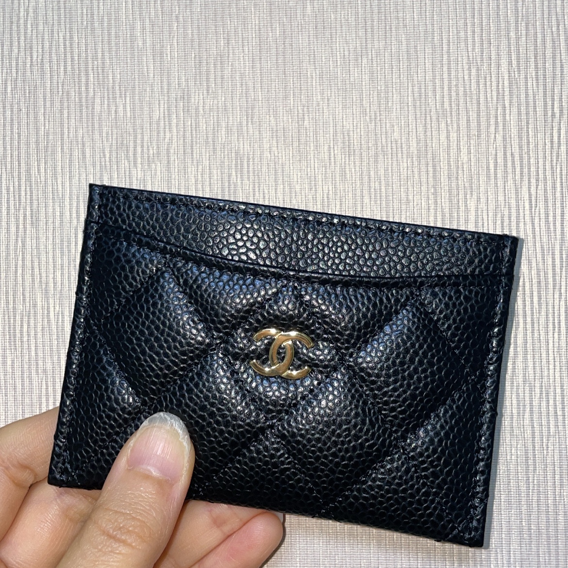 Chanel Classic Card Holder Grained Calfskin & Gold Black 착용 스타일 - 2