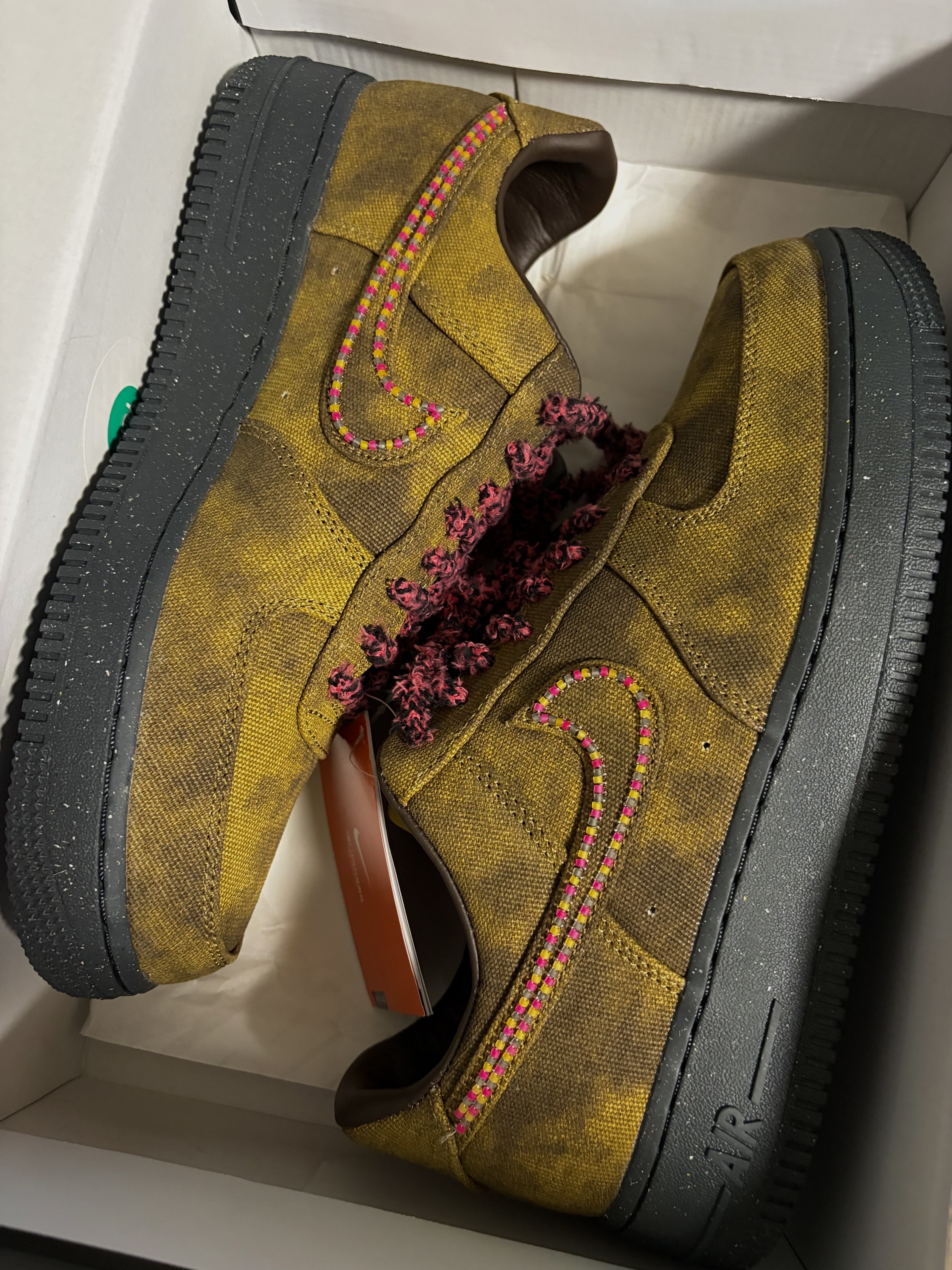 Nike Air Force 1 '07 Low Boucle Baroque Brown and Desert Moss 착용 스타일
