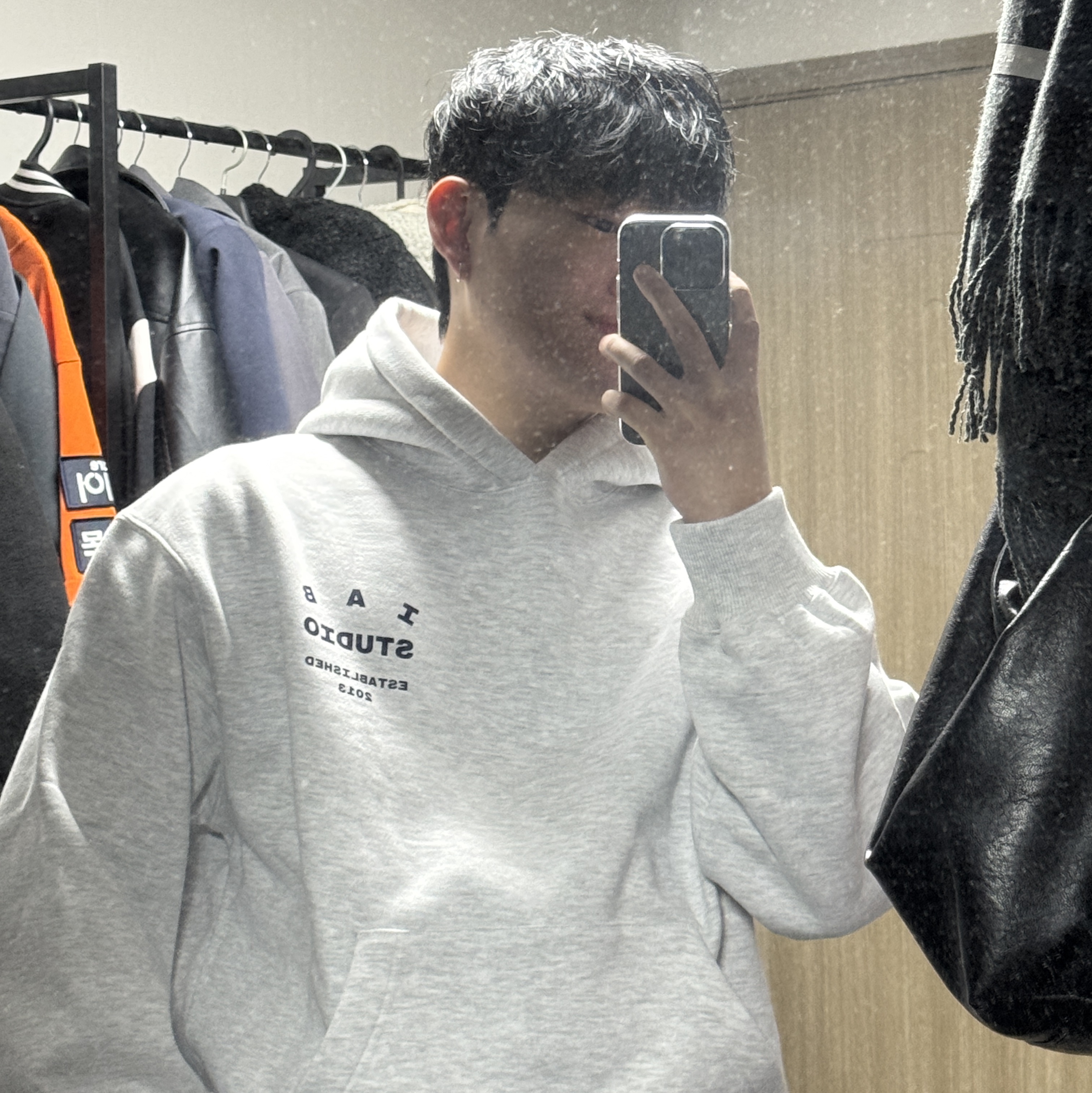 IAB Studio 25 Hoodie Light Gray Navy 착용 스타일