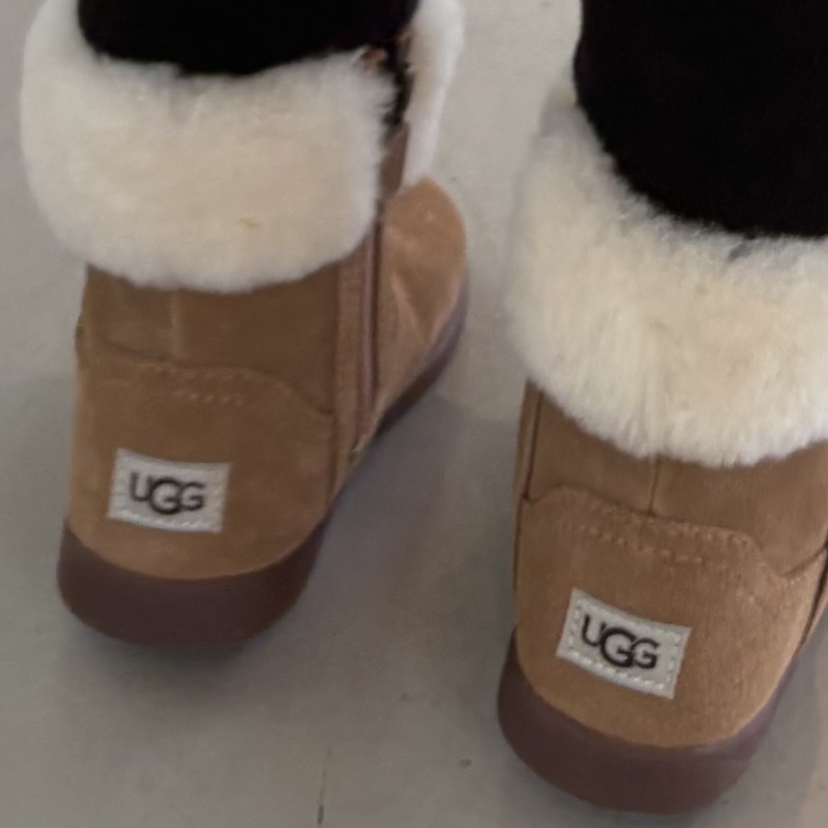(Toddler) UGG Classic Ultra Min Boot Chestnut 착용 스타일