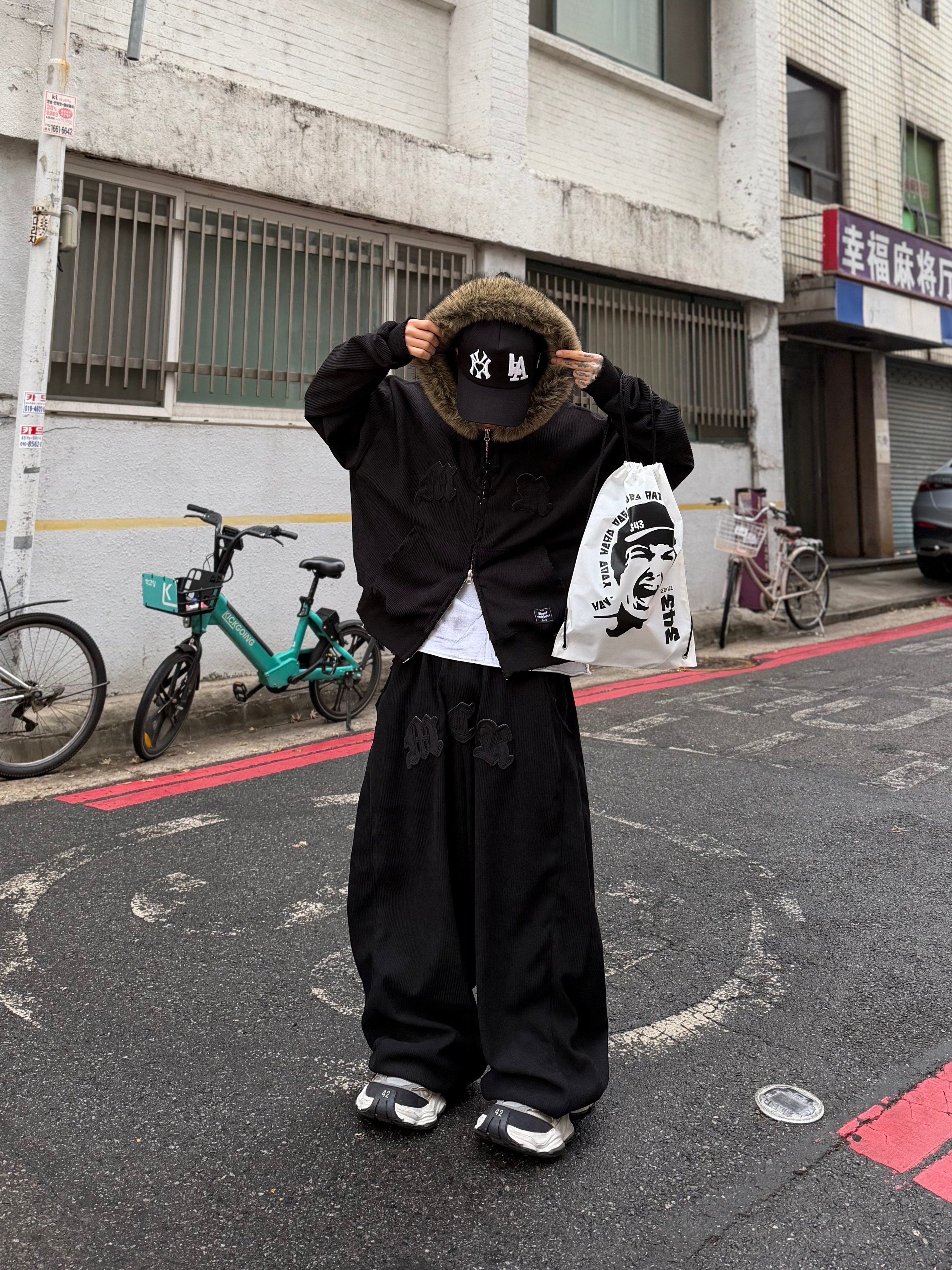 Balenciaga Cargo Sneakers Grey Black Yellow 착용 스타일 - 1