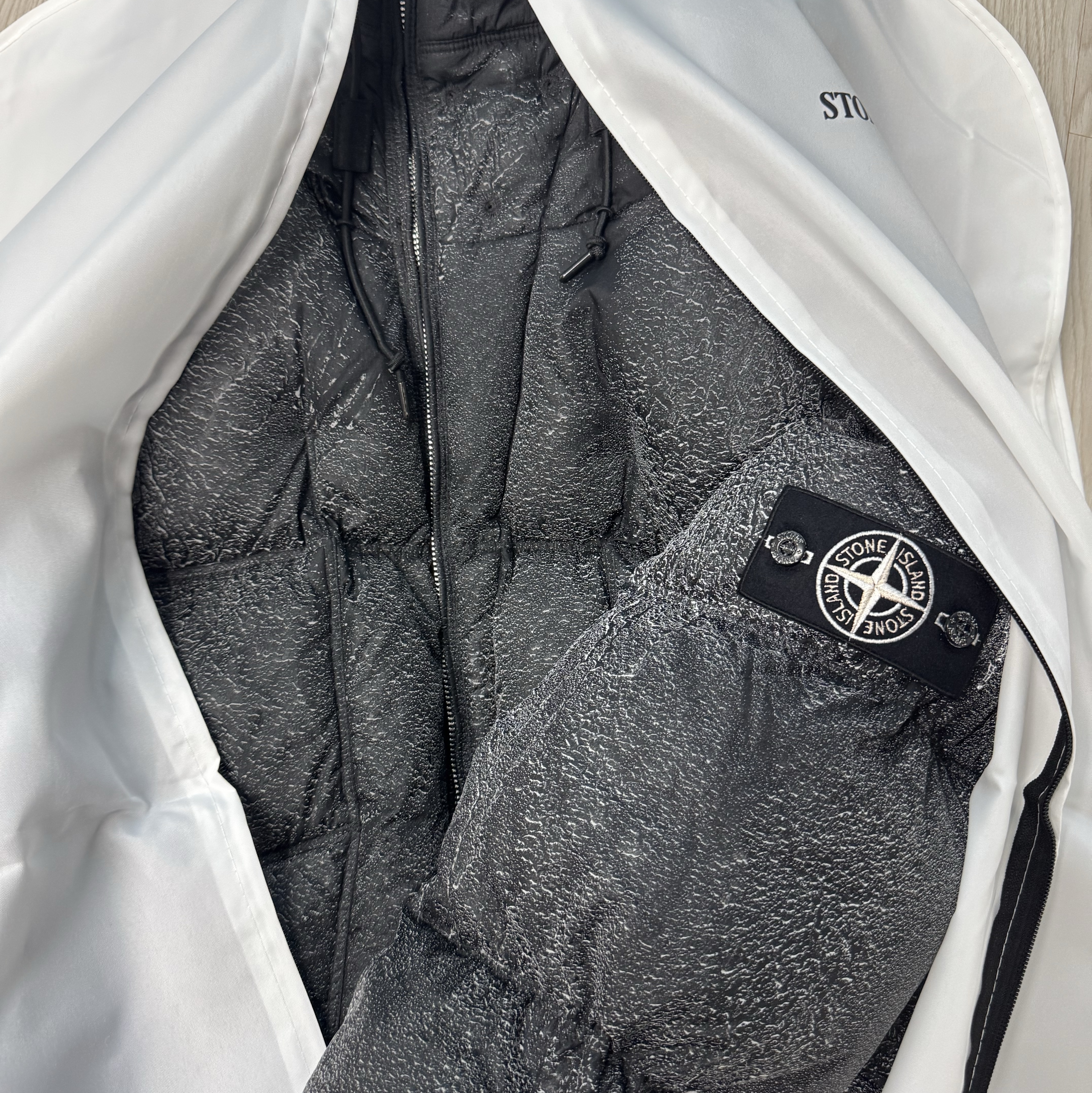 Stone Island 4100062 Light Nylon Tela Hand Sprayed Reflective Anti-Drop Lightweight Hooded Down Jacket Black - 26SS 착용 스타일