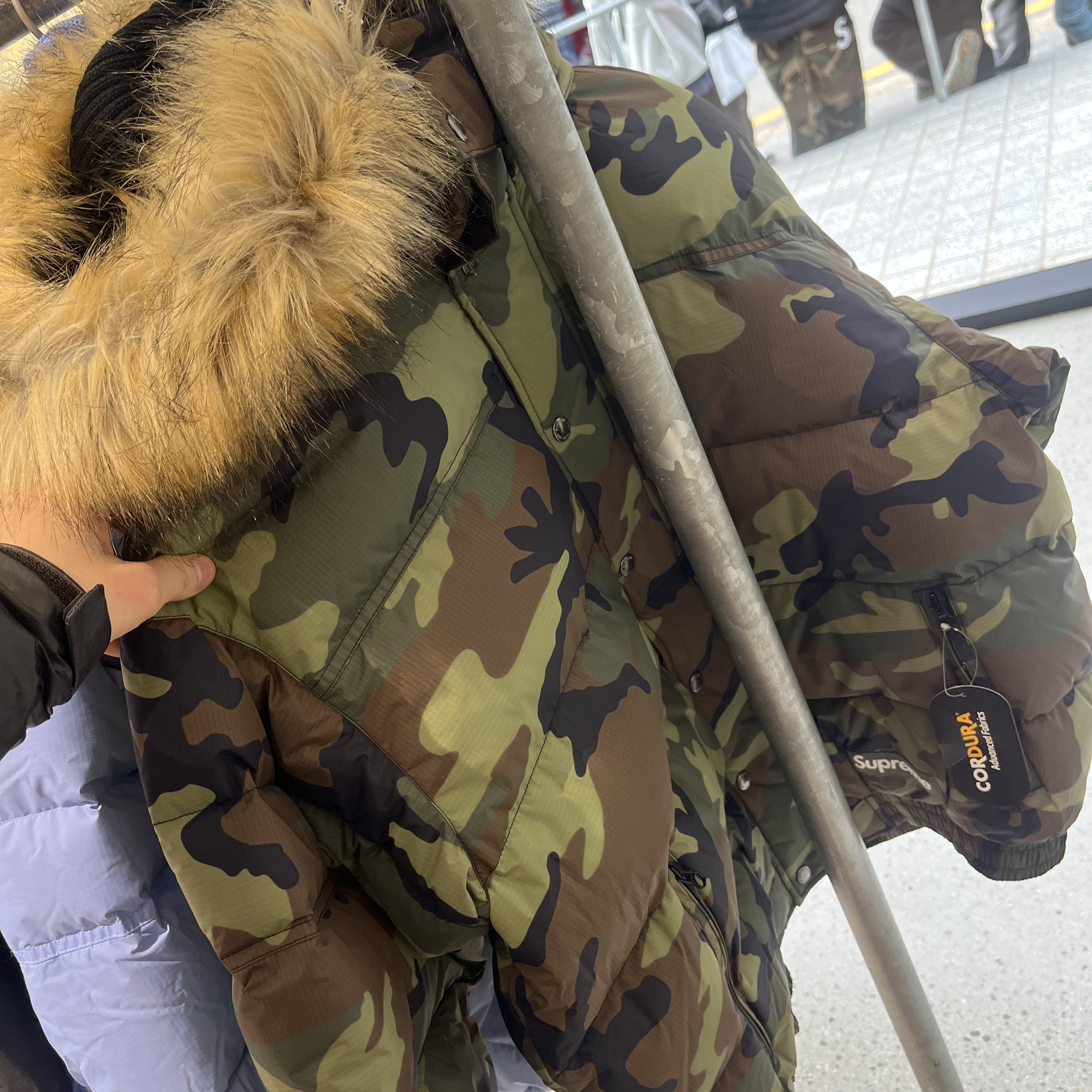 Supreme Facemask 700-Fill Down Puffer Jacket Woodland Camo - 25FW 착용 스타일