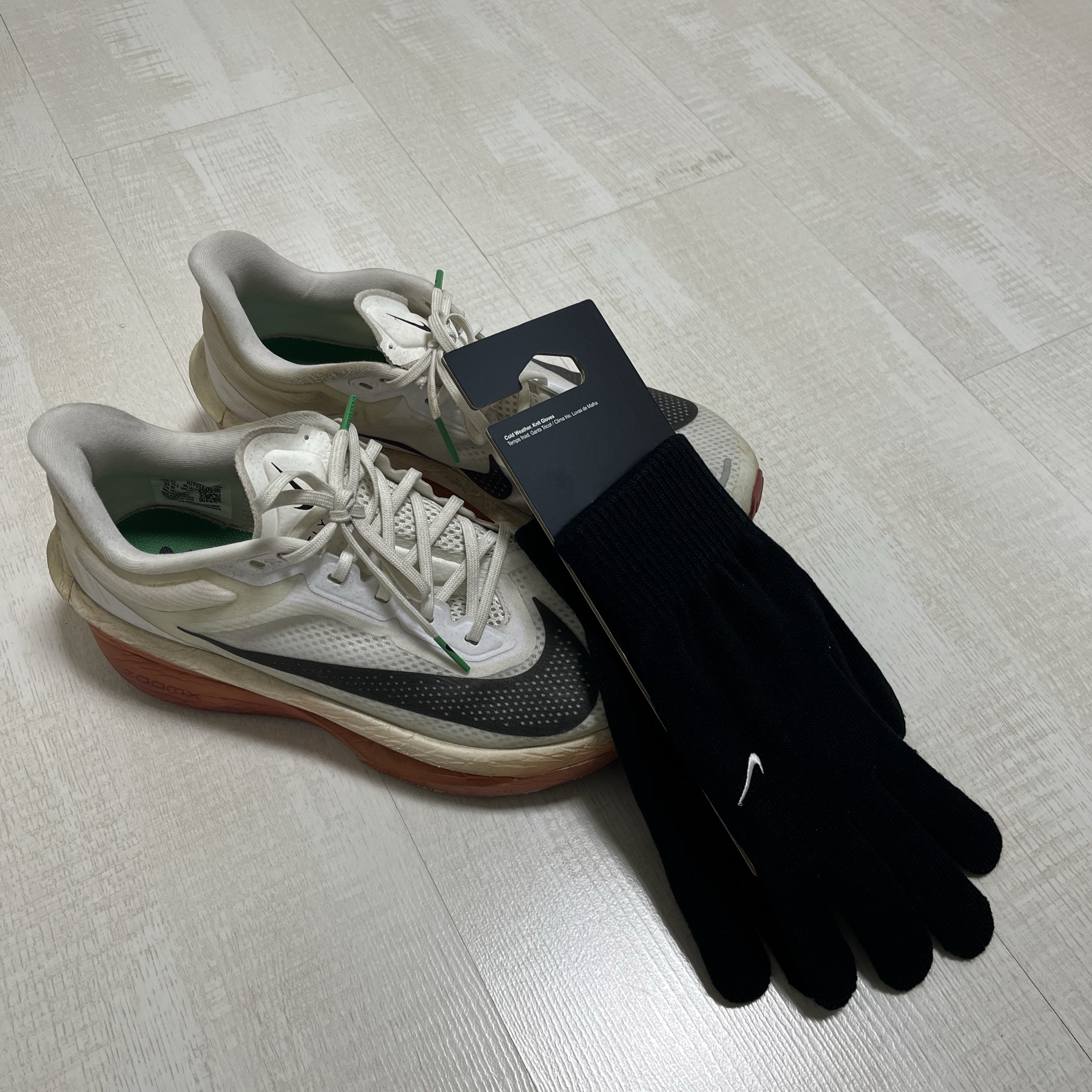 Nike Swoosh Knit Glove 2.0 Black 착용 스타일