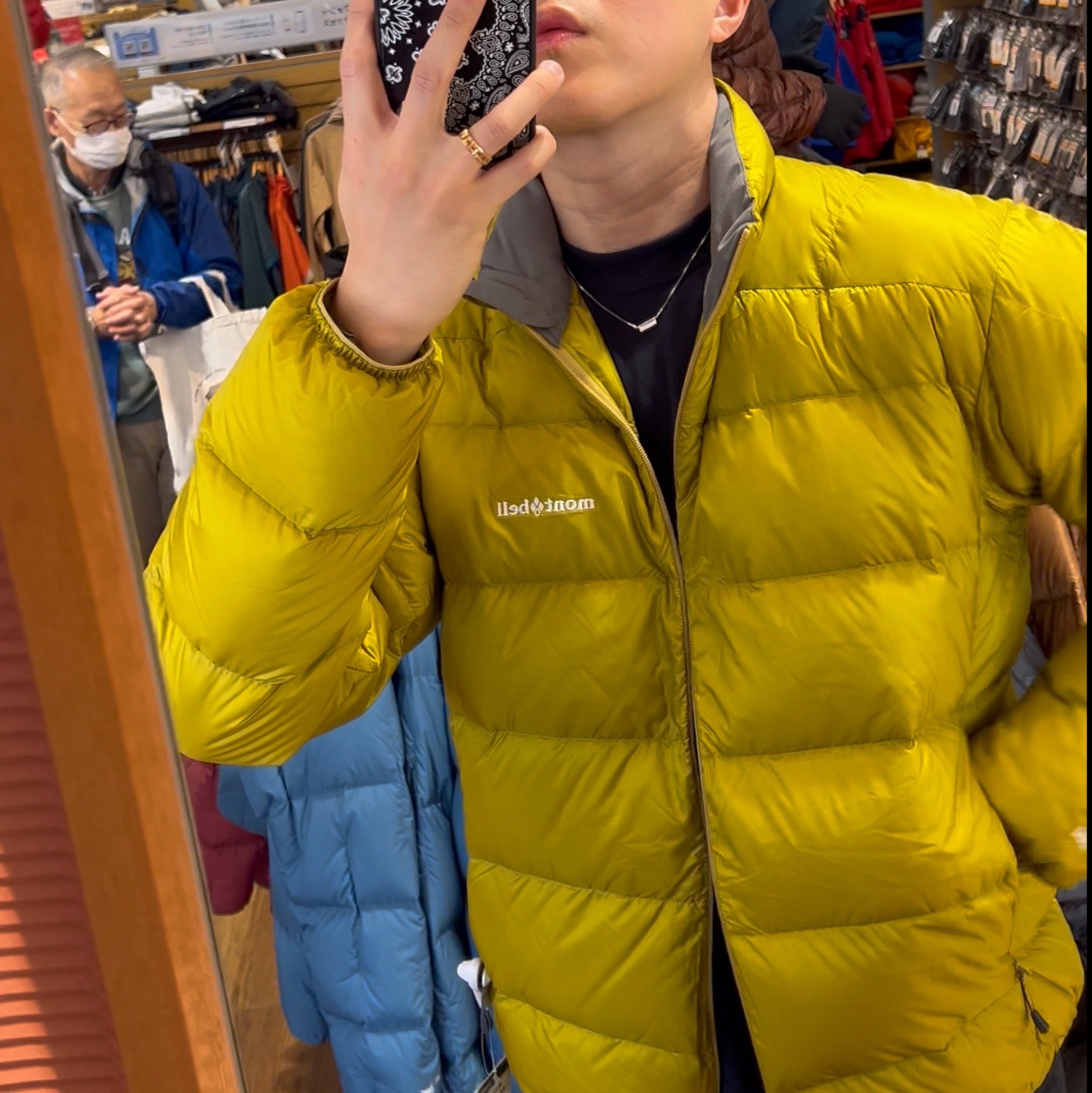 Montbell Light Alpine Down Jacket Oil Yellow 착용 스타일 - 2