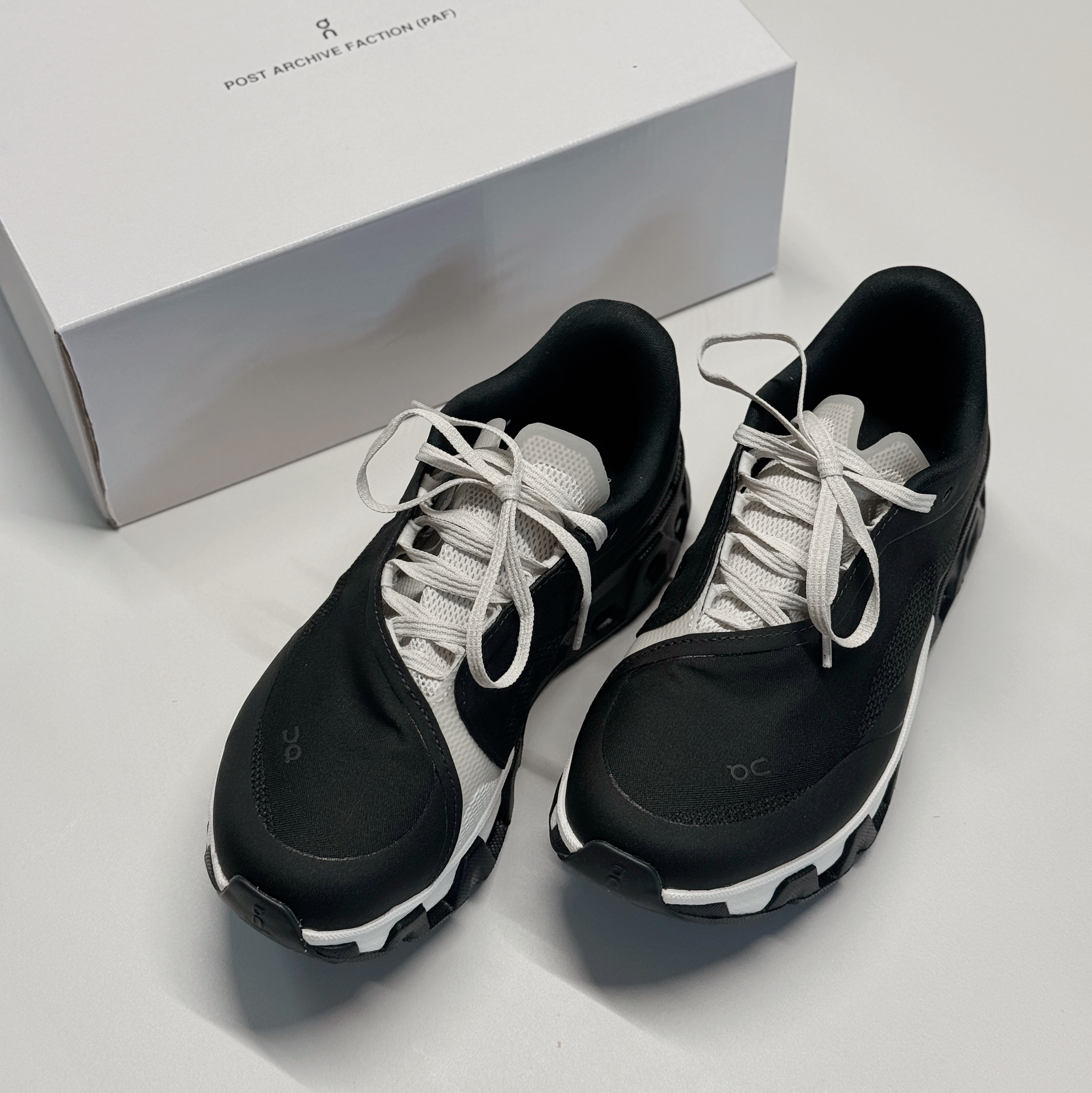 (W) On Running x Post Archive Faction (Paf) Cloudmonster Hyper Black 착용 스타일 - 4