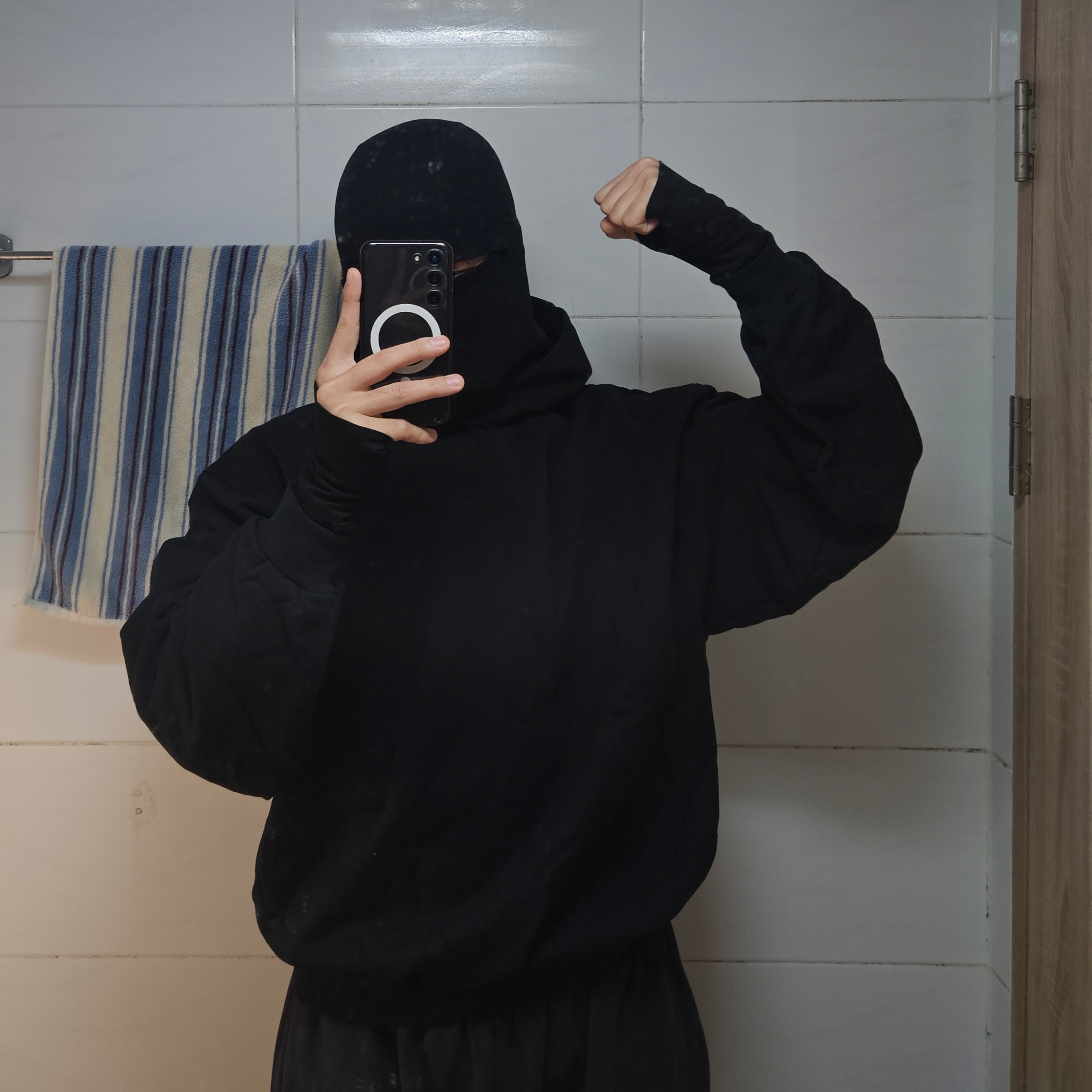Yeezy YZY Hoodie Black, Yeezy x Gosha Rubchinskiy Blank SP-01 Pants Charcoal 착용 스타일