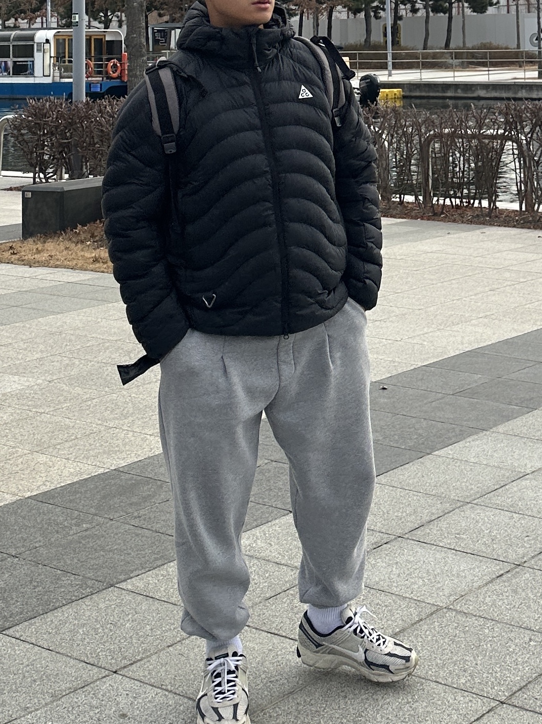 Nike ACG Lava Flow Therma-Fit ADV Jacket Black Summit White - Asia, Nike Zoom Vomero 5 Light Bone and Black 착용 스타일 - 1