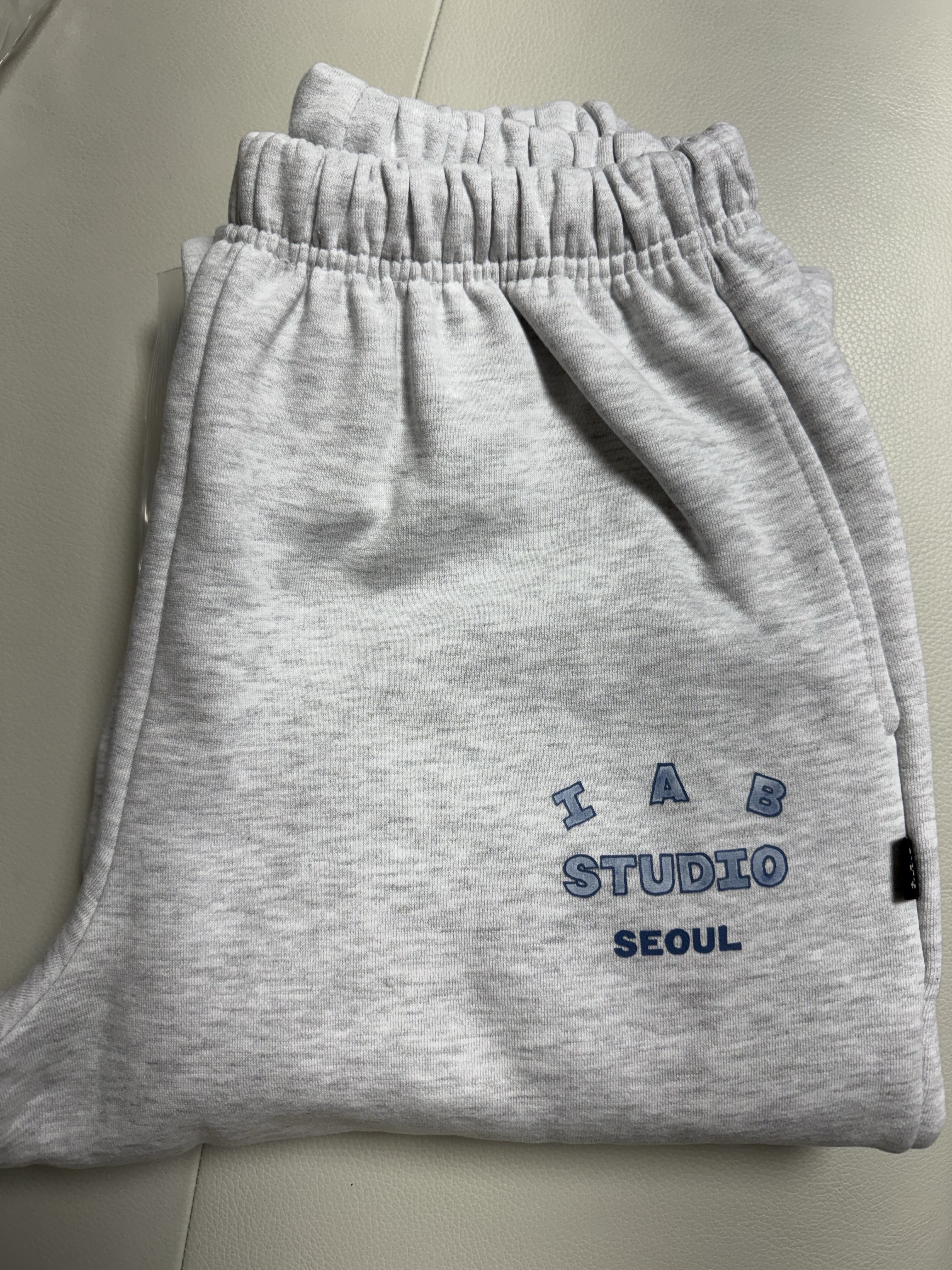 IAB Studio Seoul Sweatpants Light Gray 착용 스타일