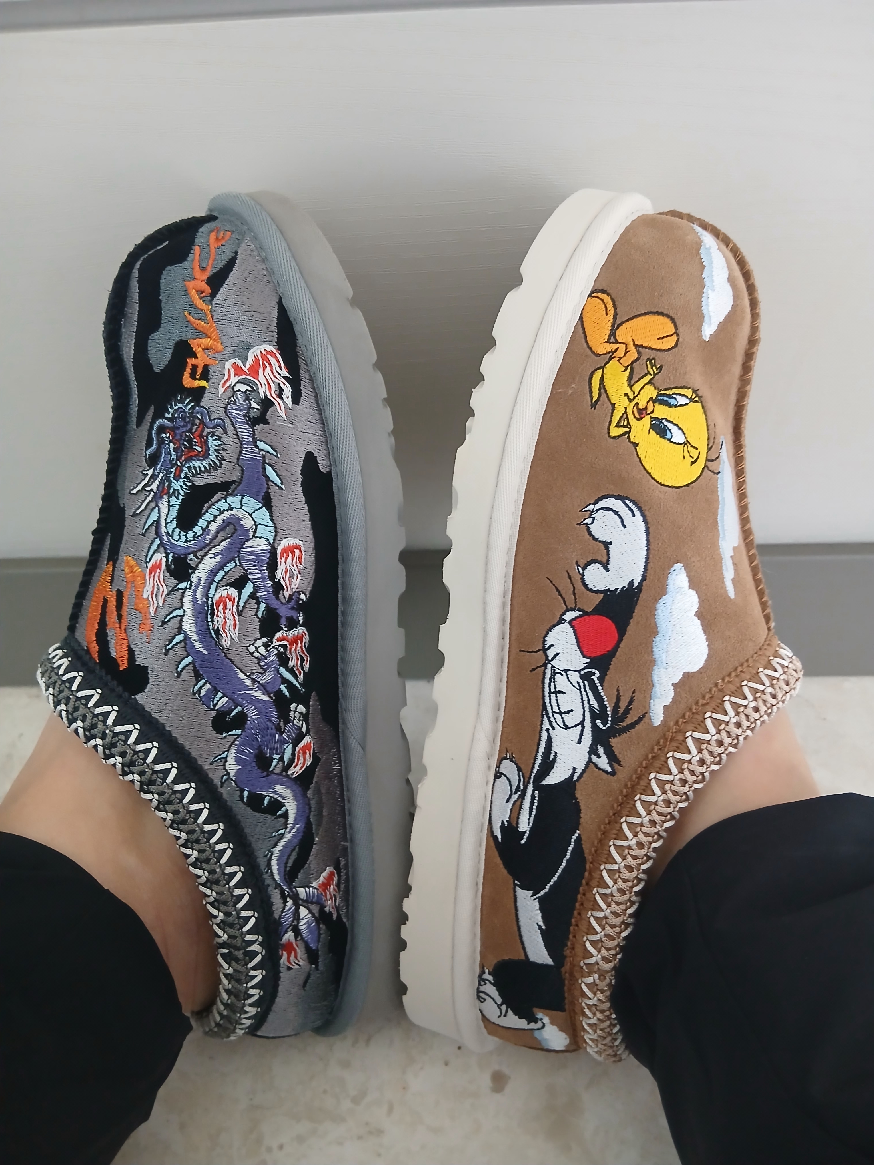 Nike x Stussy Stone Washed Fleece Pants Dark Cinder (FN5235-261), UGG x Palace x Looney Tunes Tasman Slipper Chestnut 착용 스타일 - 1