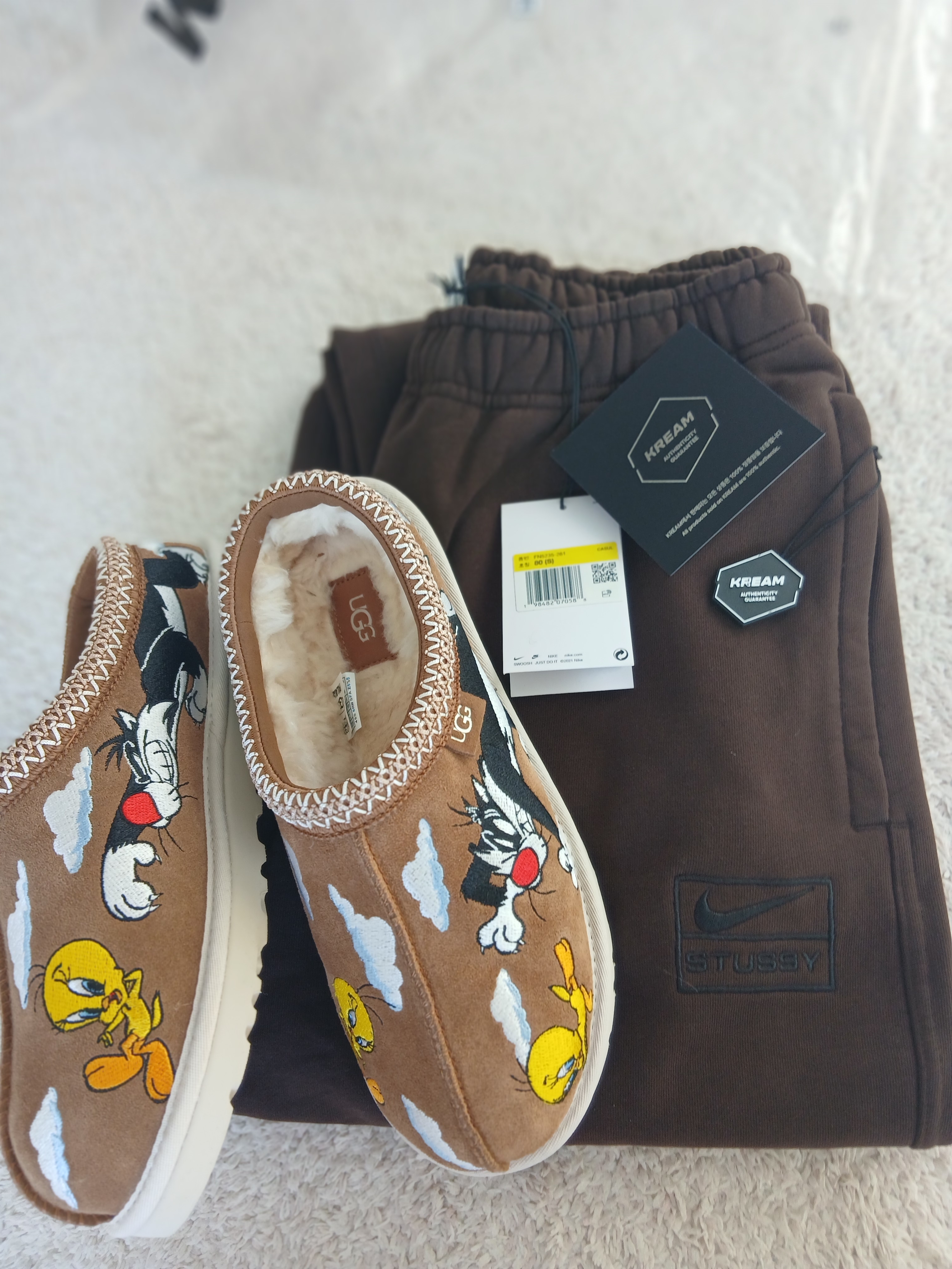 Nike x Stussy Stone Washed Fleece Pants Dark Cinder (FN5235-261), UGG x Palace x Looney Tunes Tasman Slipper Chestnut 착용 스타일 - 6