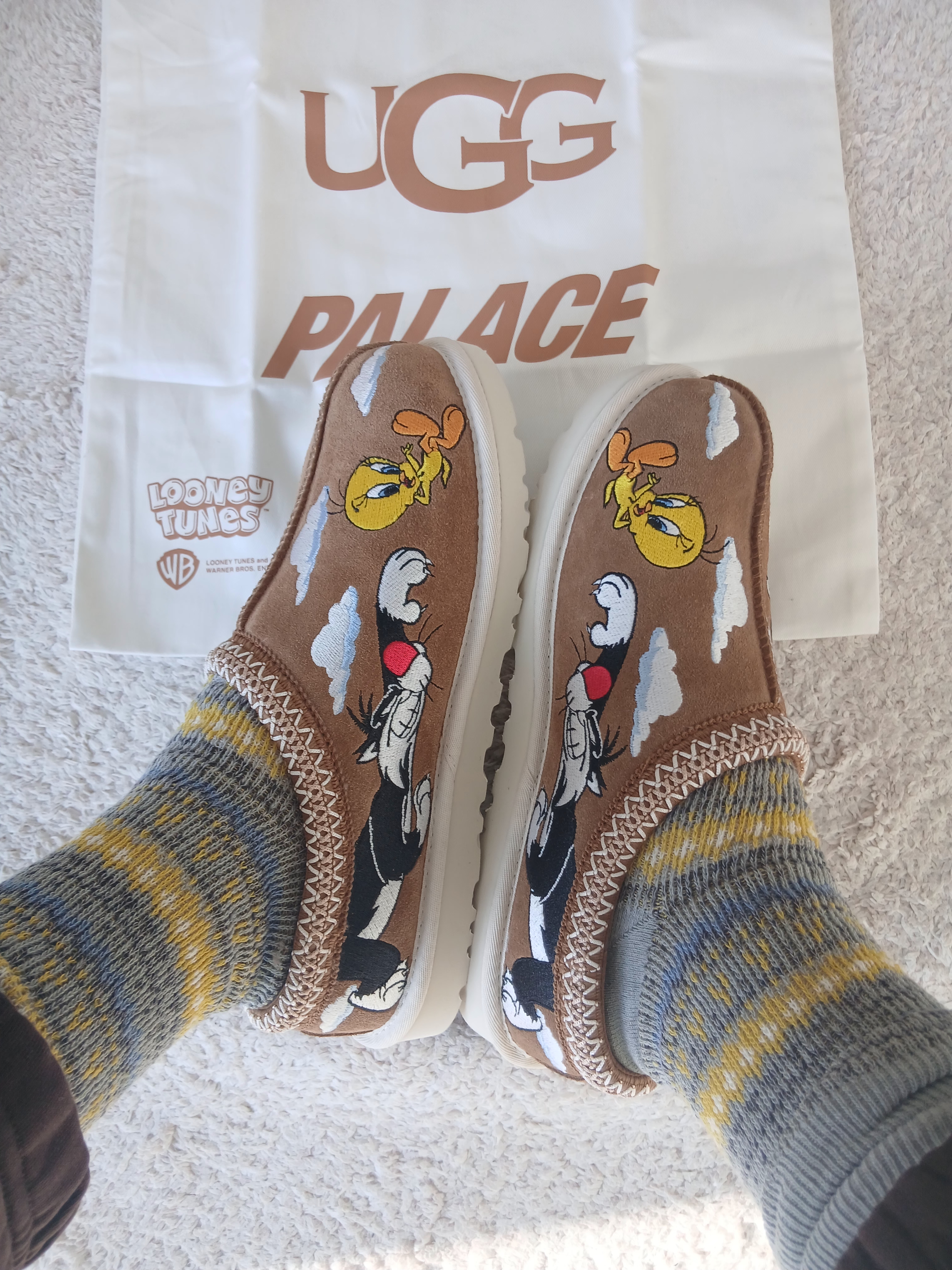 UGG x Palace x Looney Tunes Tasman Slipper Chestnut 착용 스타일 - 3