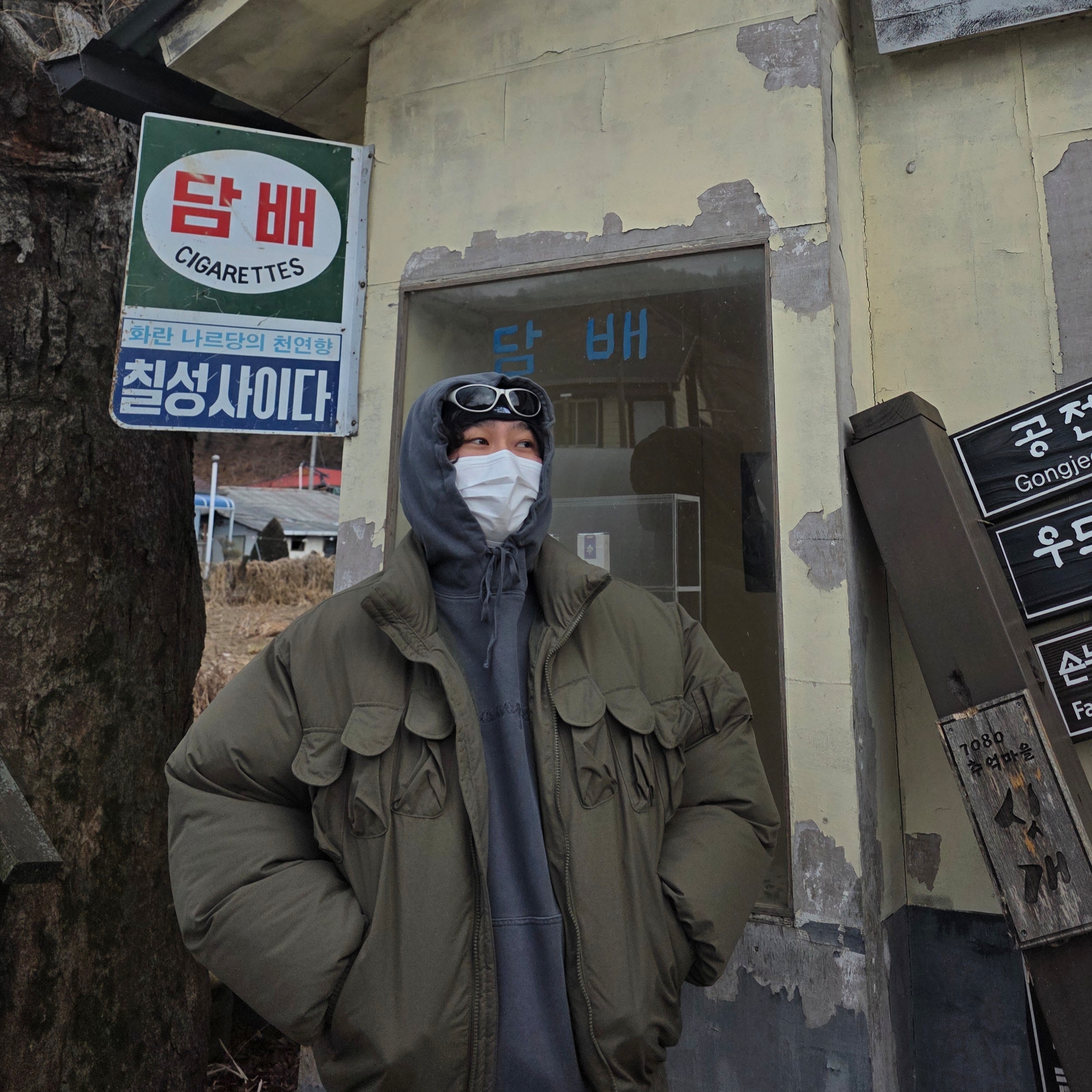 Montbell Trekking Glasses Silver Metallic Light Grey, True Religion Bullet Pocket Jumper Khaki 착용 스타일 - 4