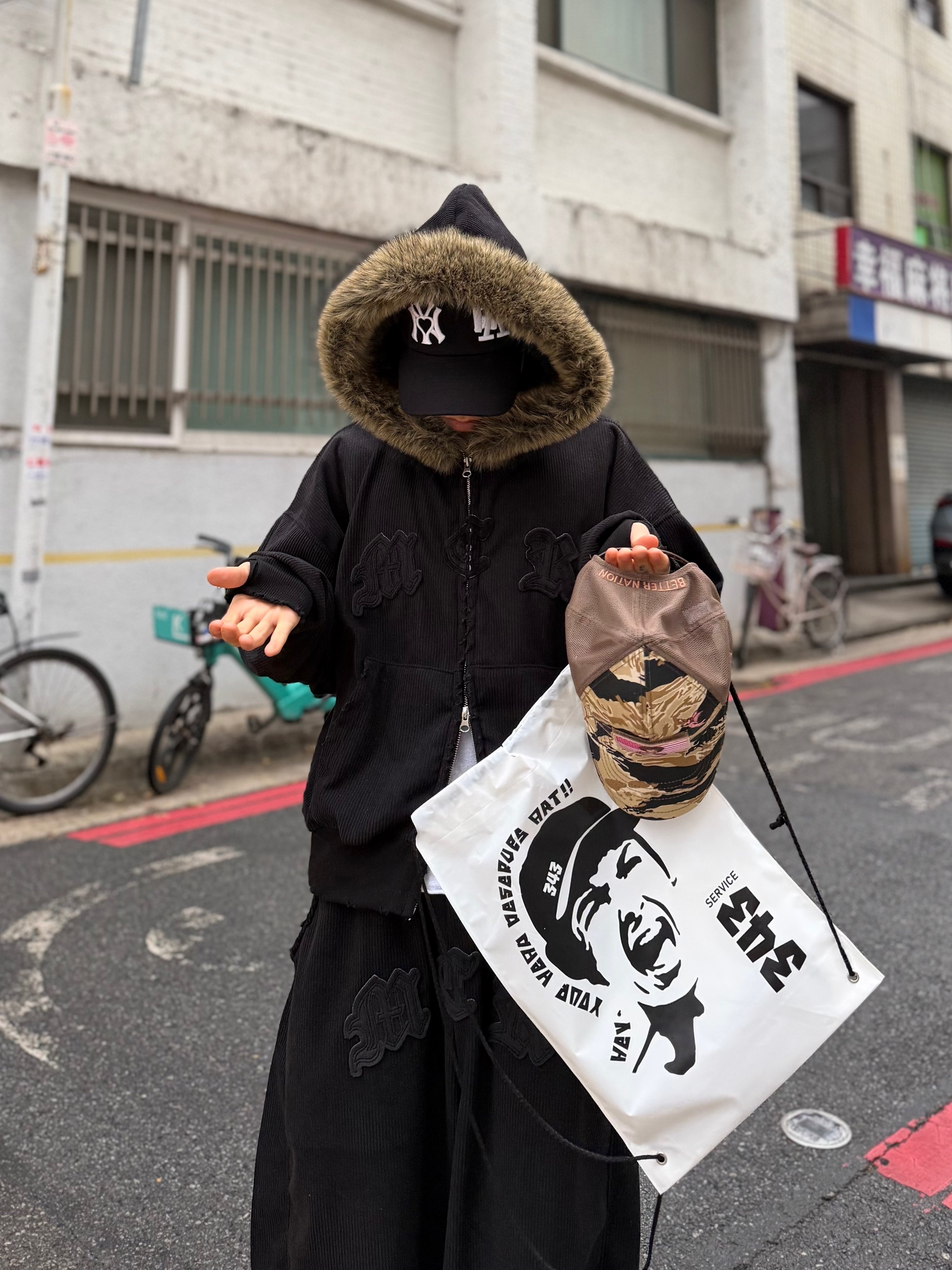 Balenciaga Cargo Sneakers Grey Black Yellow 착용 스타일 - 4