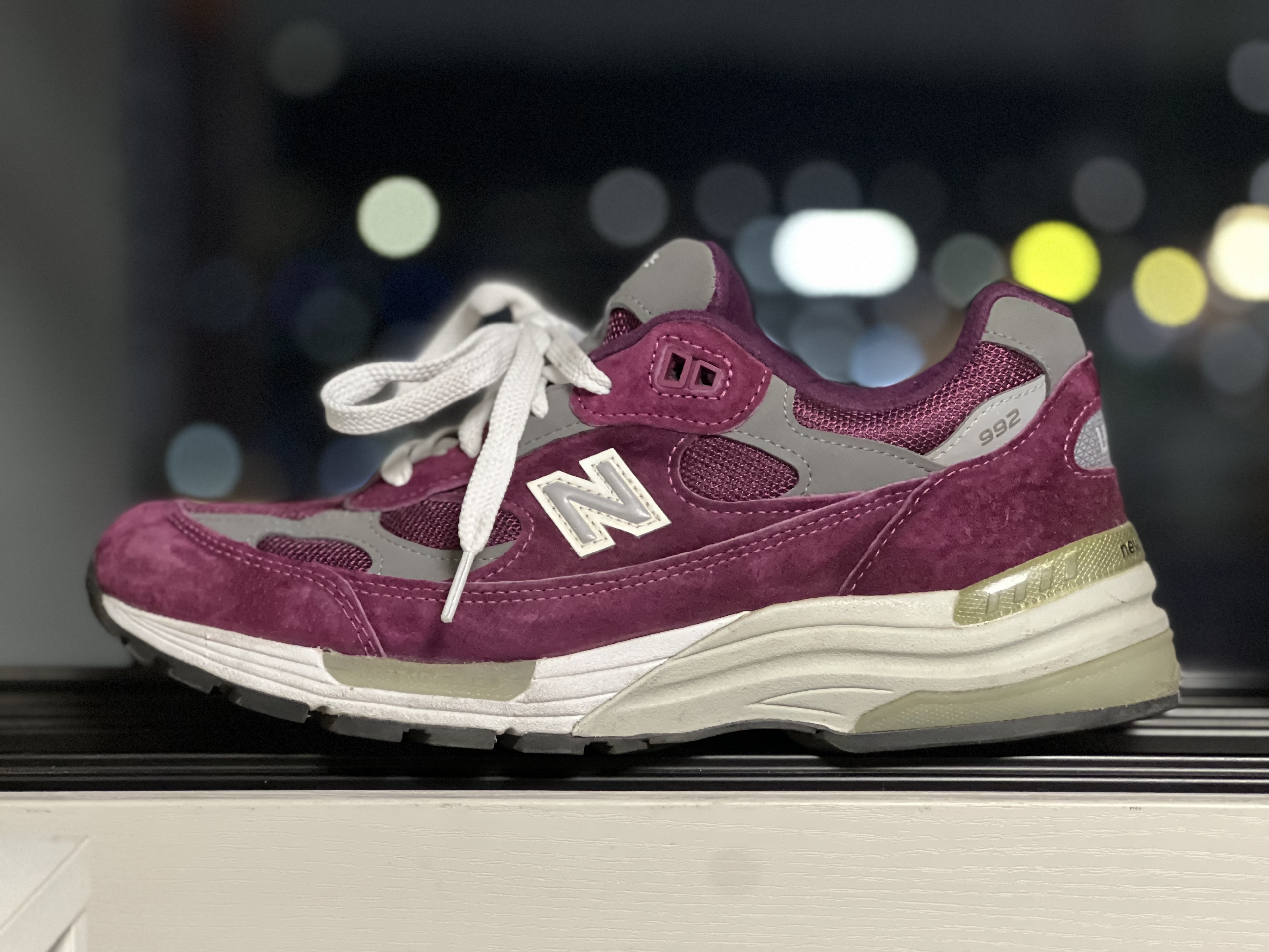 New Balance 992 Made in USA Core Grey Silver Metallic, New Balance 992 Made in USA Maroon 착용 스타일 - 2