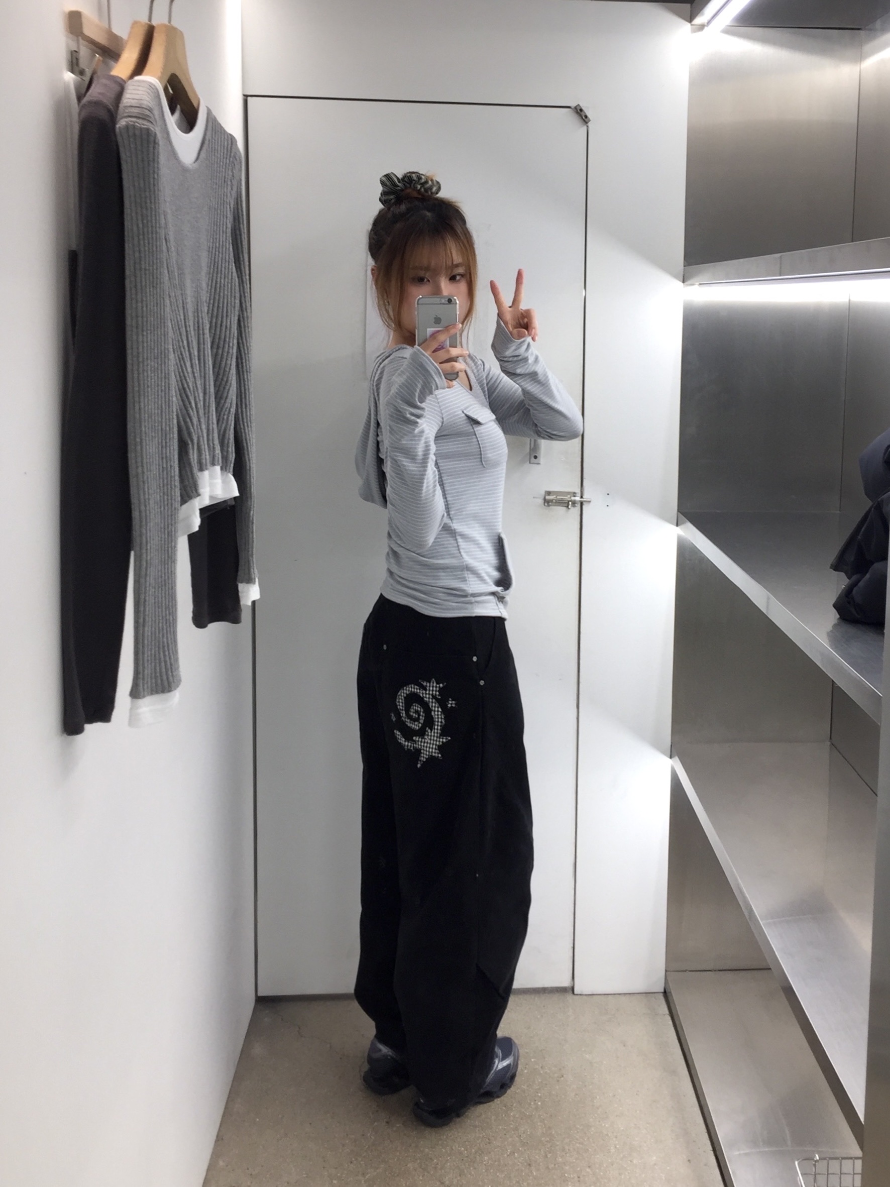 DANDEL Spiral Star Balloon Pants Black, [KREAM 단독] Mizuno Wave Prophecy LS Odyssey Gray Black Metallic Gray 착용 스타일 - 2