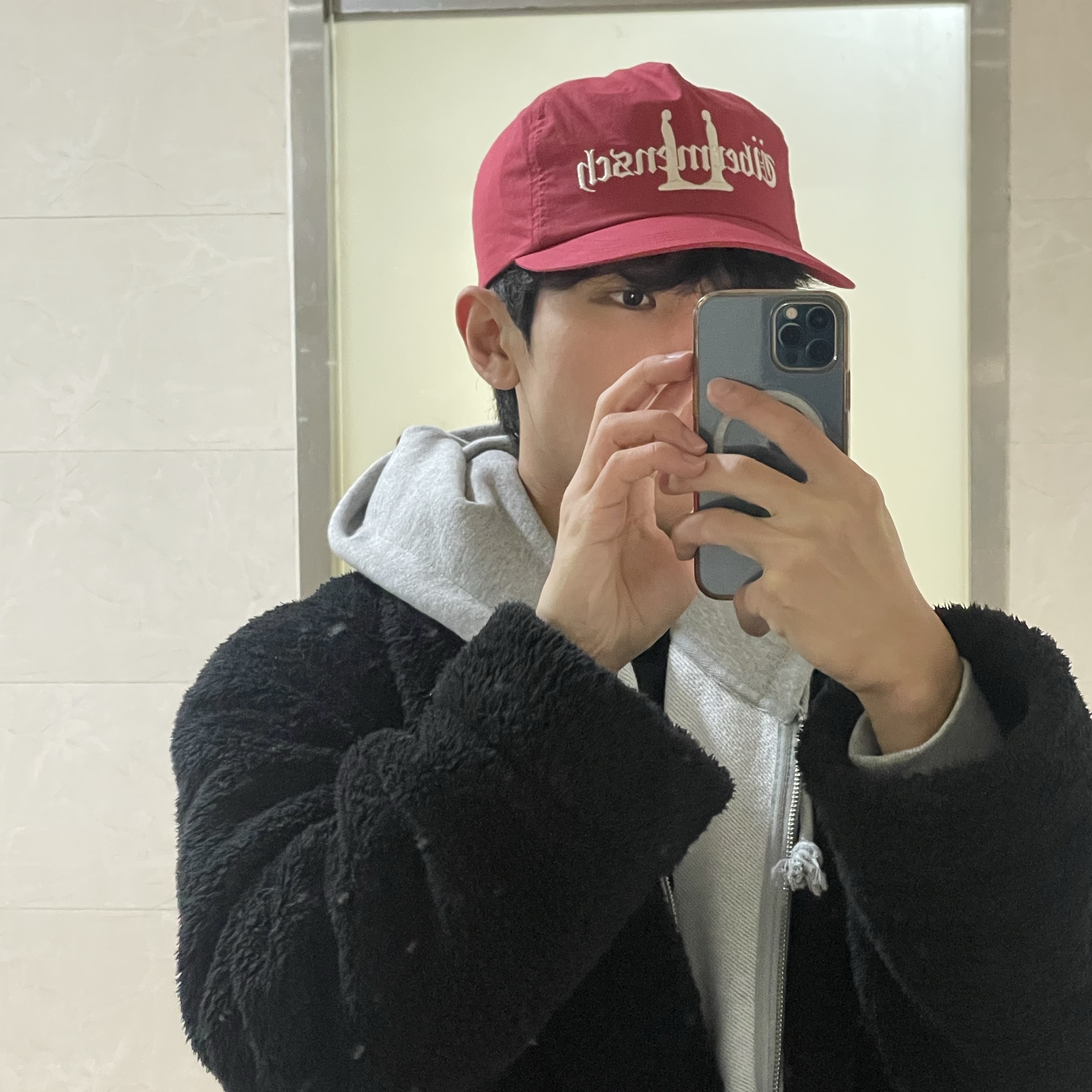 G-DRAGON Ubermensch Cap Burgundy, G-DRAGON Power Ball Cap White 착용 스타일 - 3