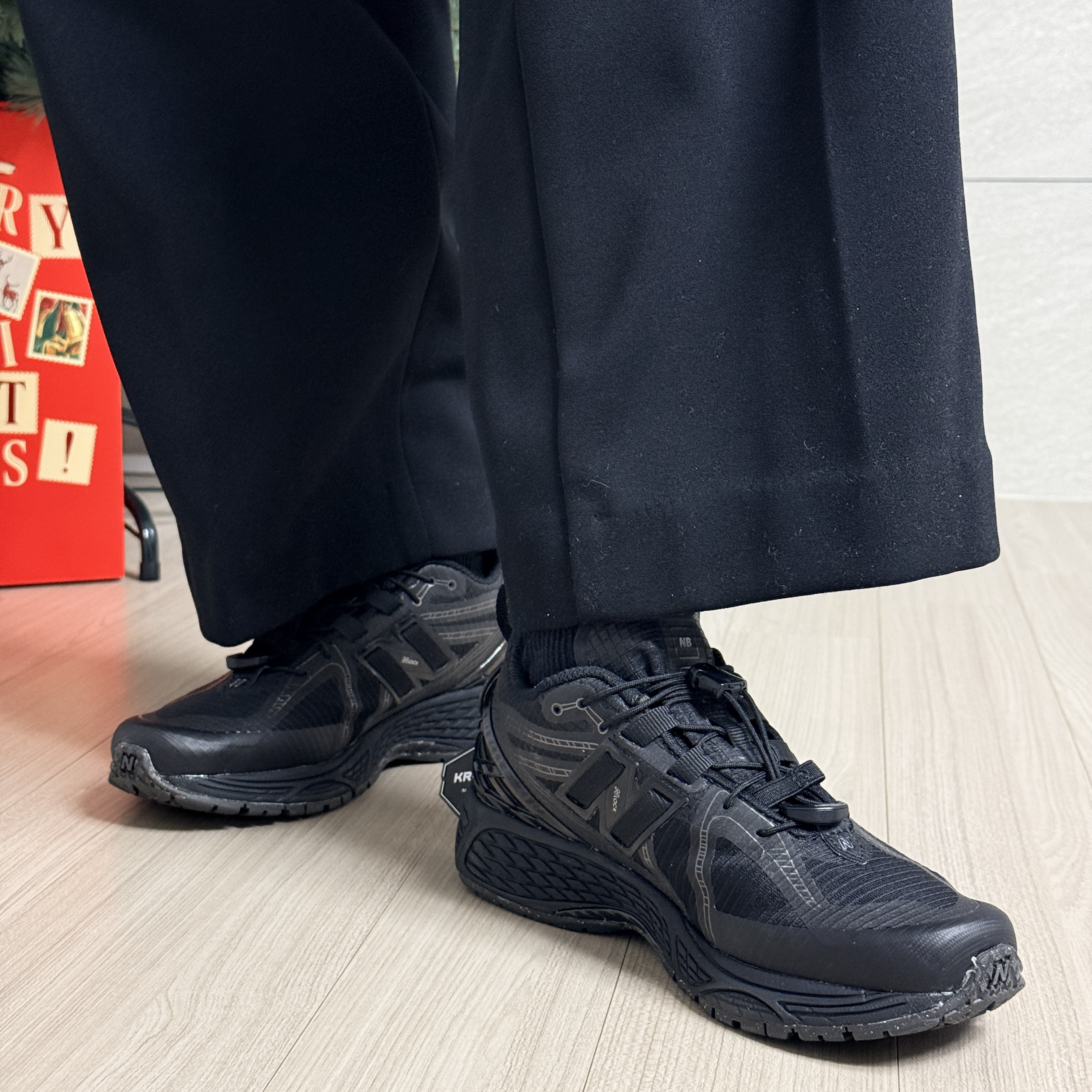 New Balance 1906R Black Dark Silver Metalic 착용 스타일 - 3