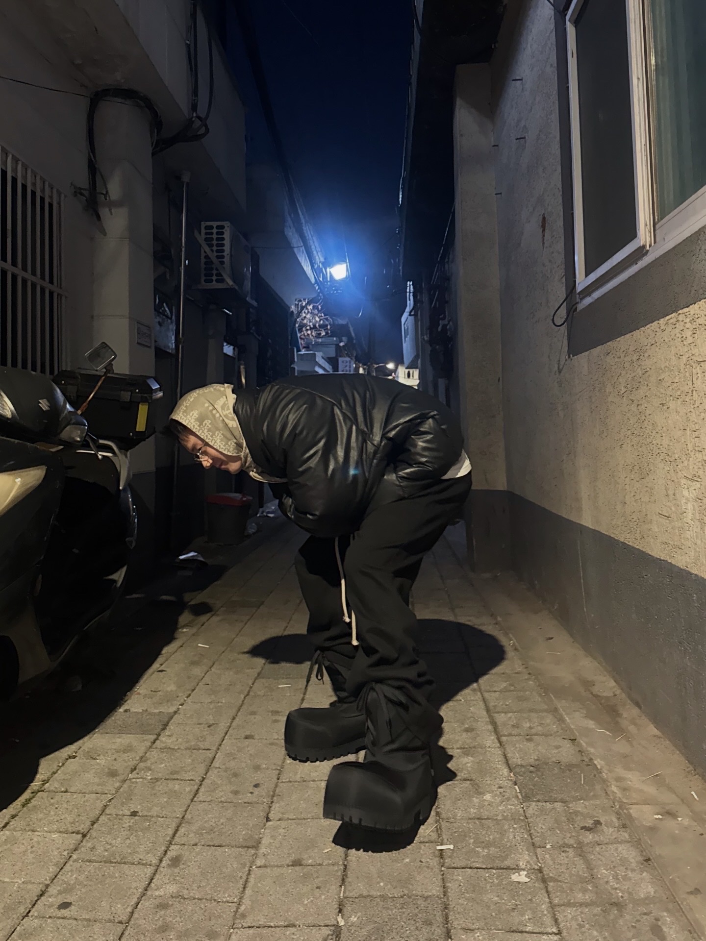 Yeezy Gap Round Jacket Black, Balenciaga Skiwear Alaska Nylon Low Boot Black 착용 스타일 - 1