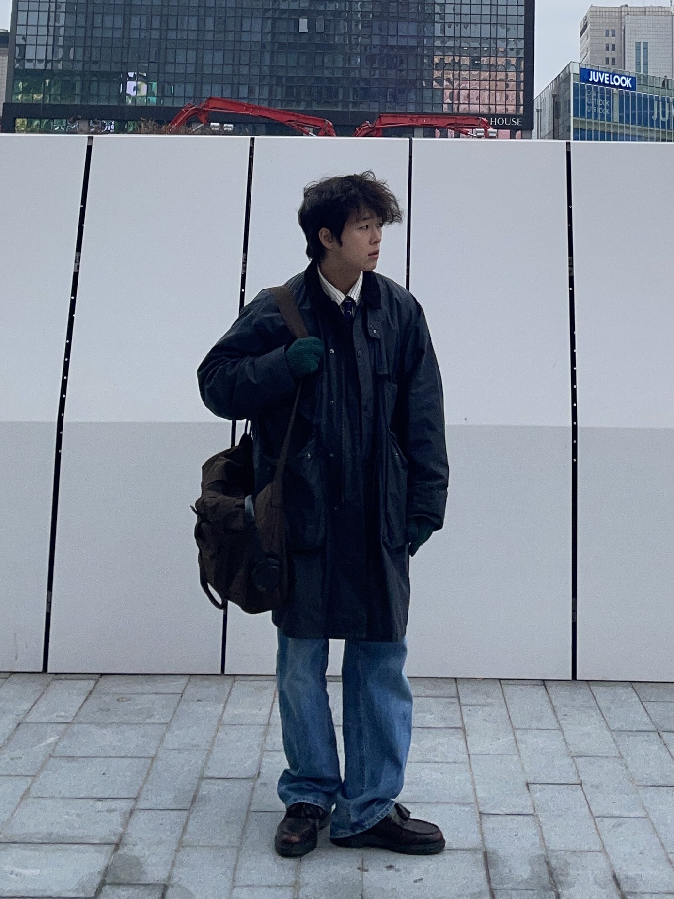 Uniqlo x JW Anderson Straight Jean Blue - KR, Uniqlo U Roll Bag Dark Brown 착용 스타일