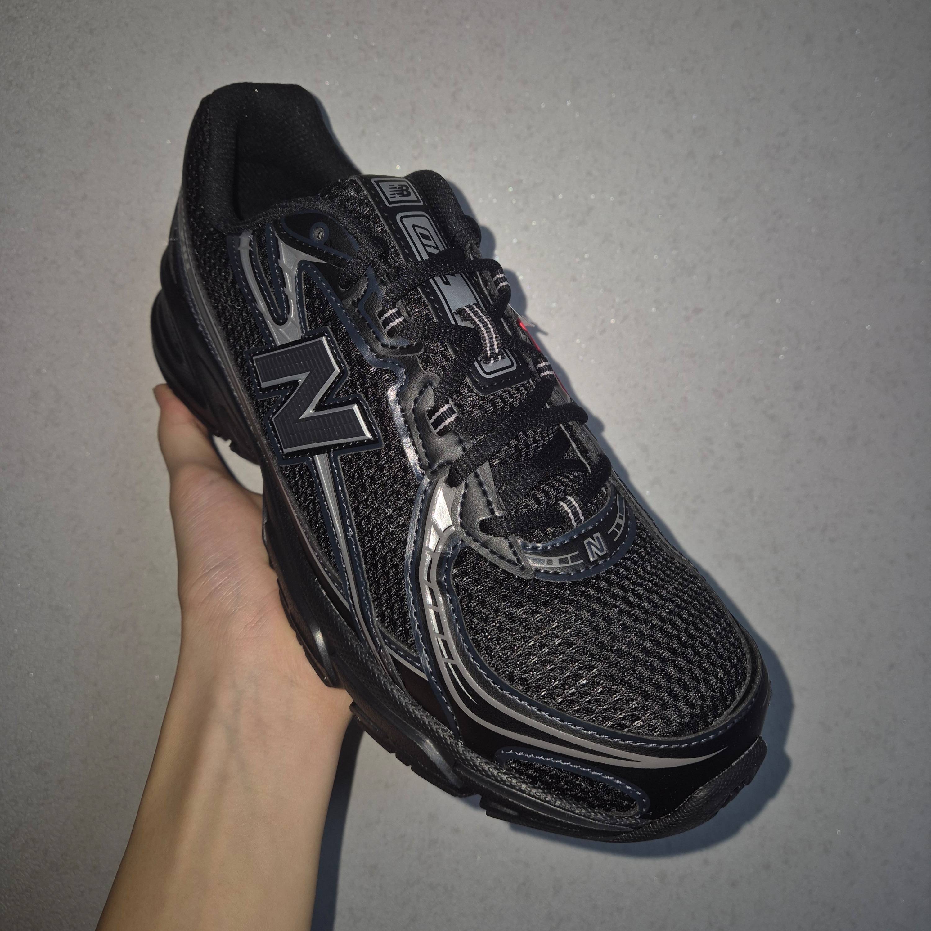 New Balance 740v2 Black Silver Metallic 착용 스타일 - 1